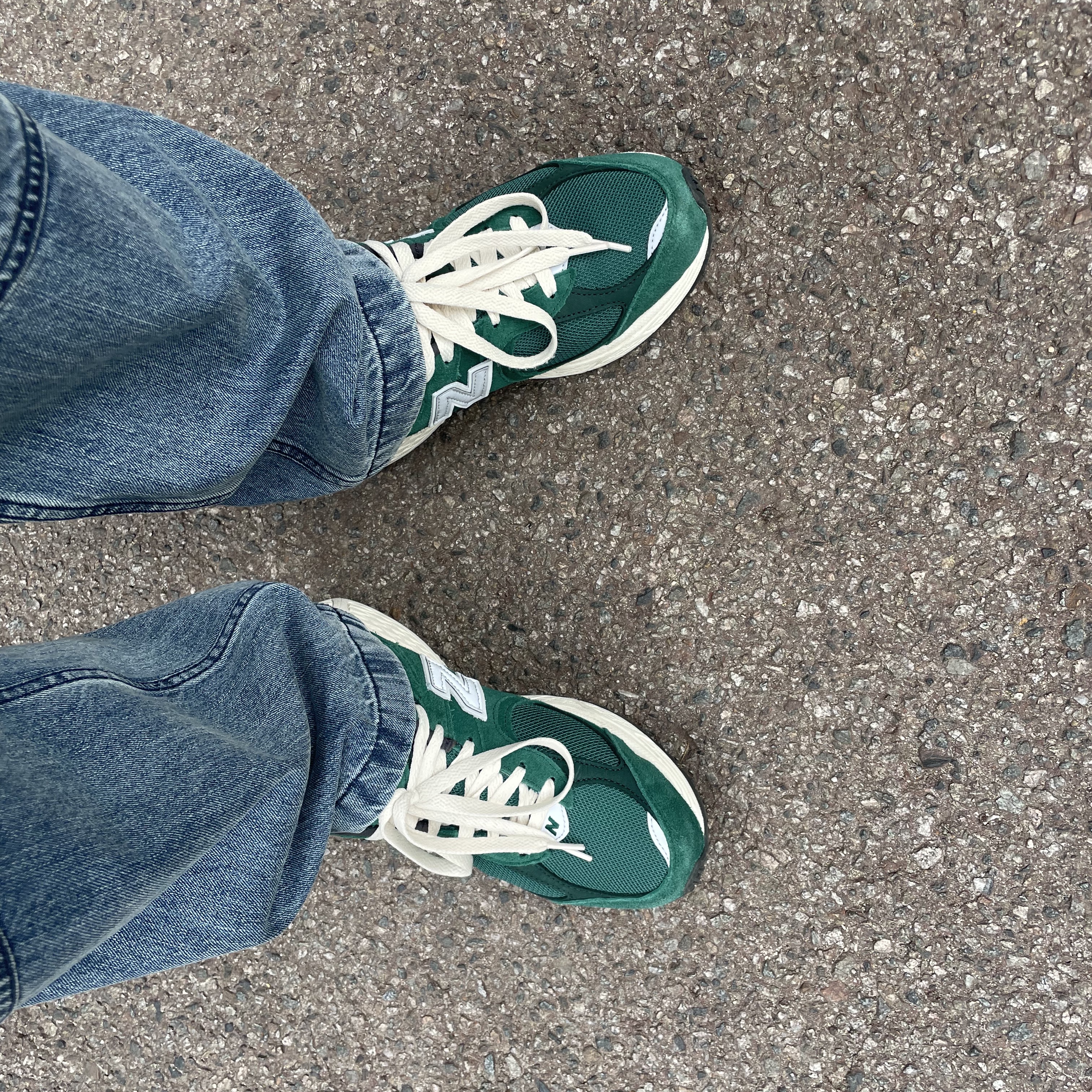 New Balance 2002R Nightwatch Green 착용 스타일 - 1