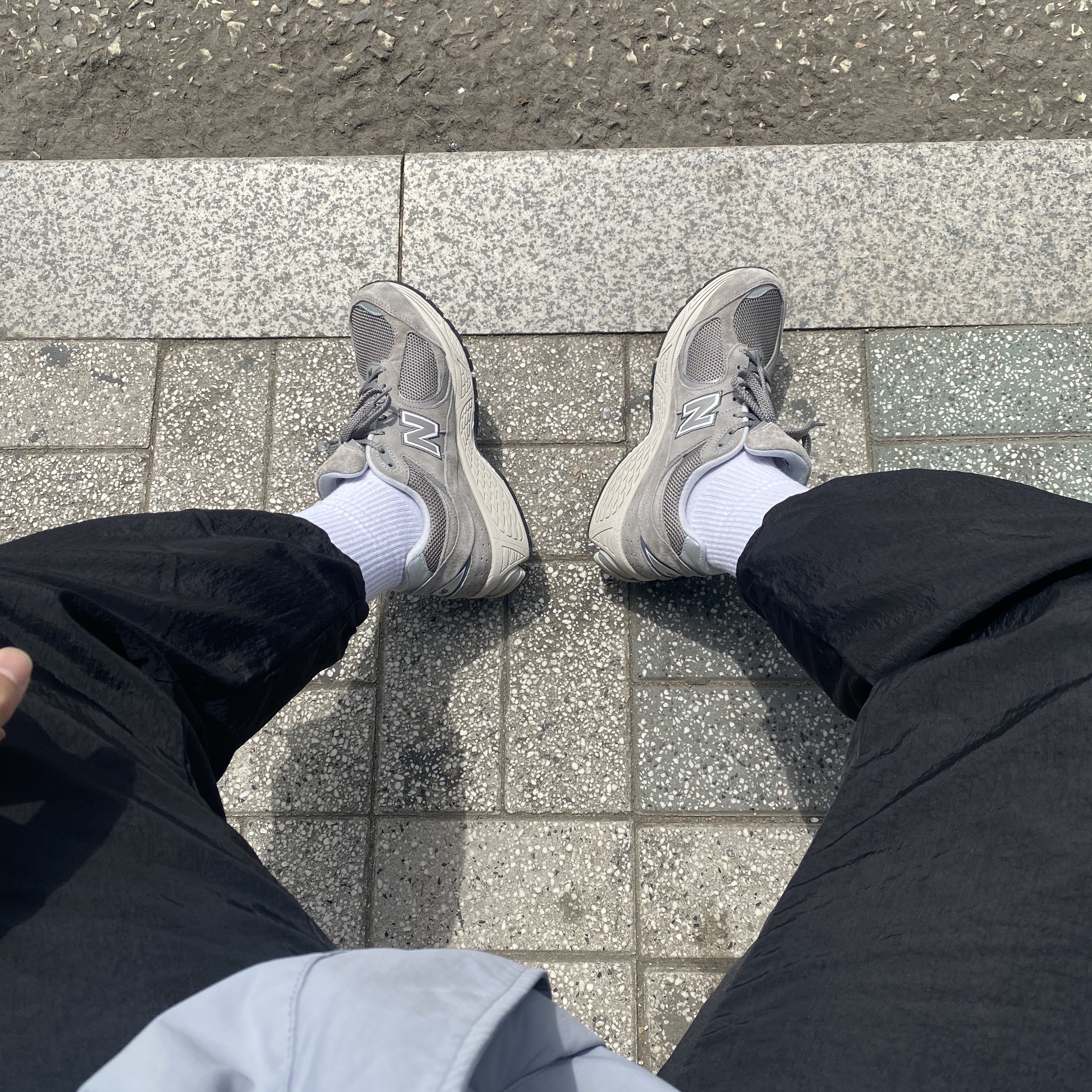 New Balance 2002R Grey 착용 스타일