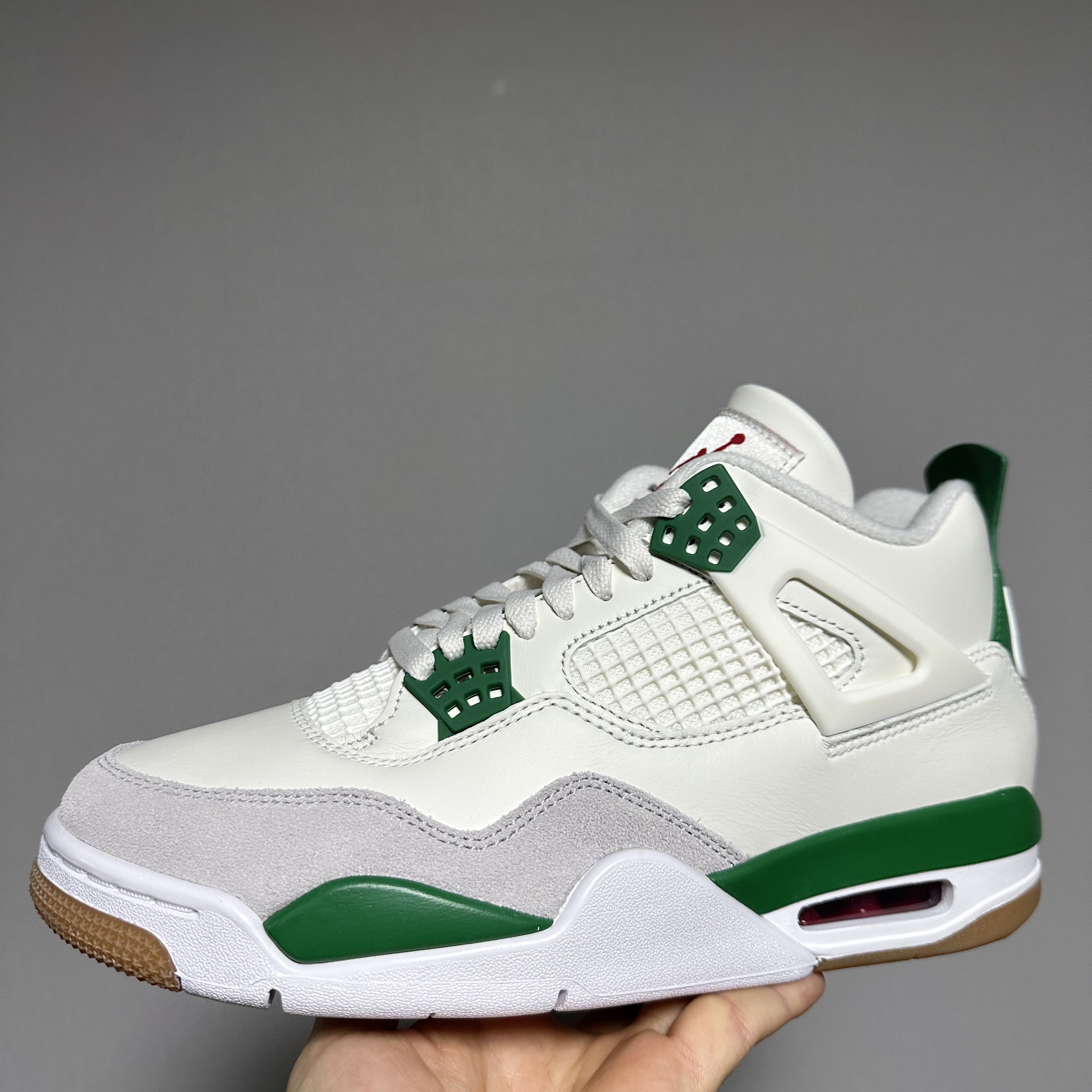 Jordan 4 x Nike SB Retro SP Pine Green 착용 스타일 - 1