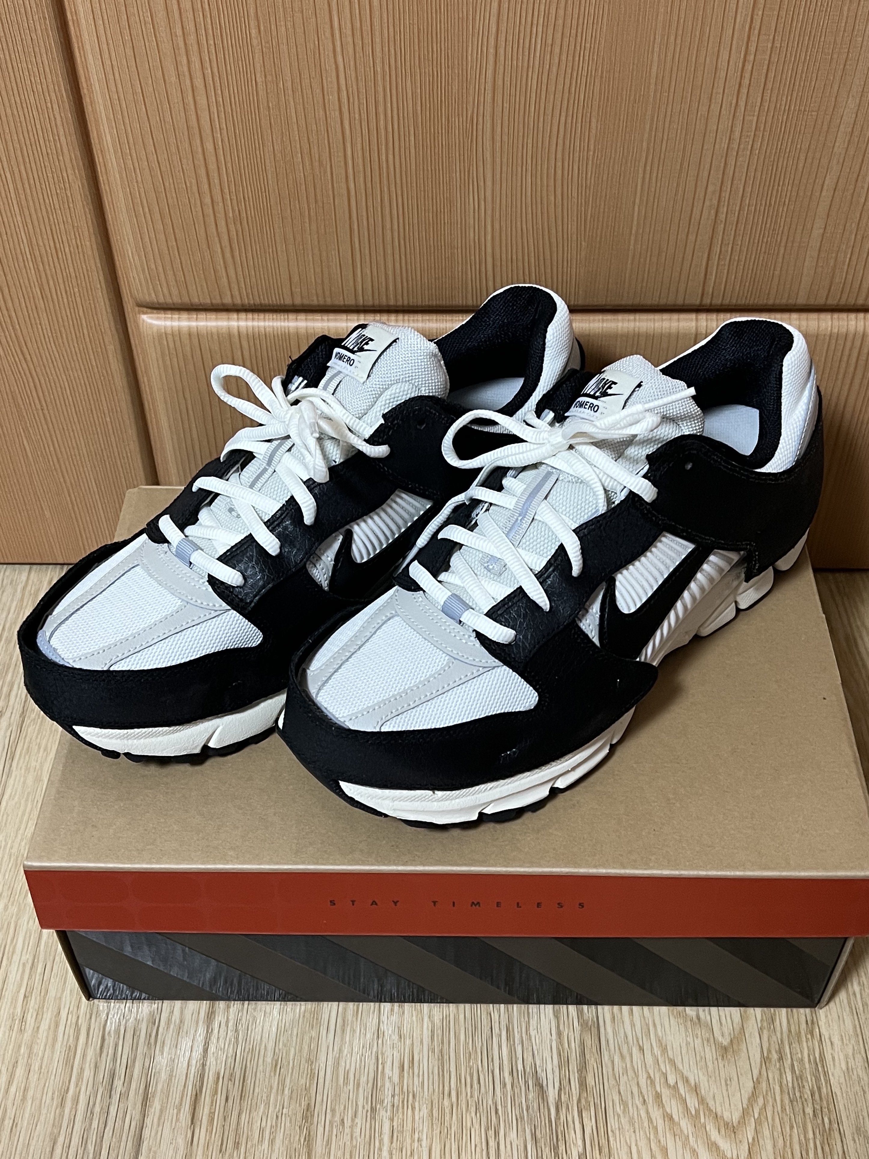 (W) Nike Zoom Vomero 5 Wolf Grey and Black 착용 스타일 - 4