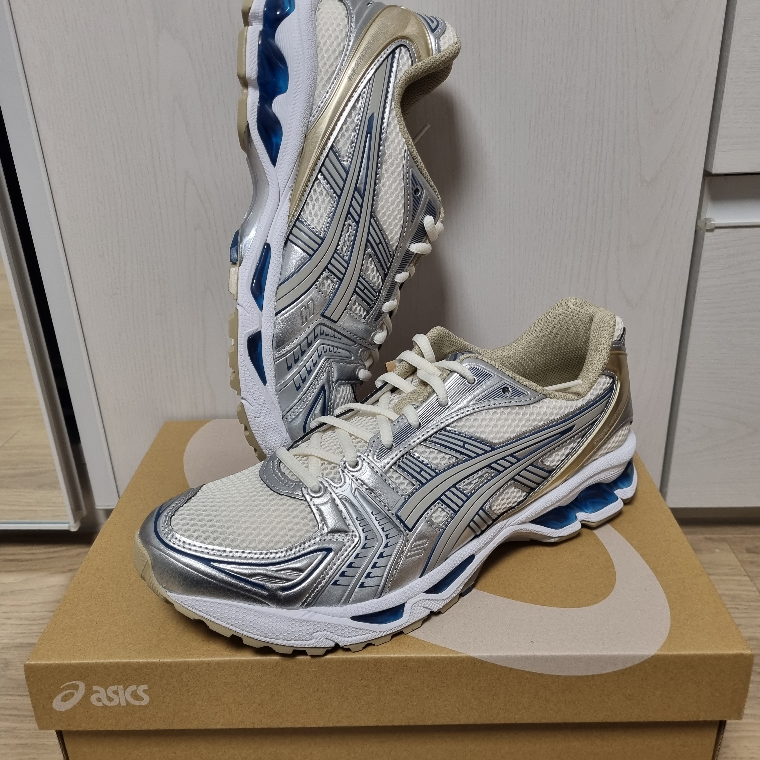 Asics Gel-Kayano 14 Cream Pure Silver 착용 스타일