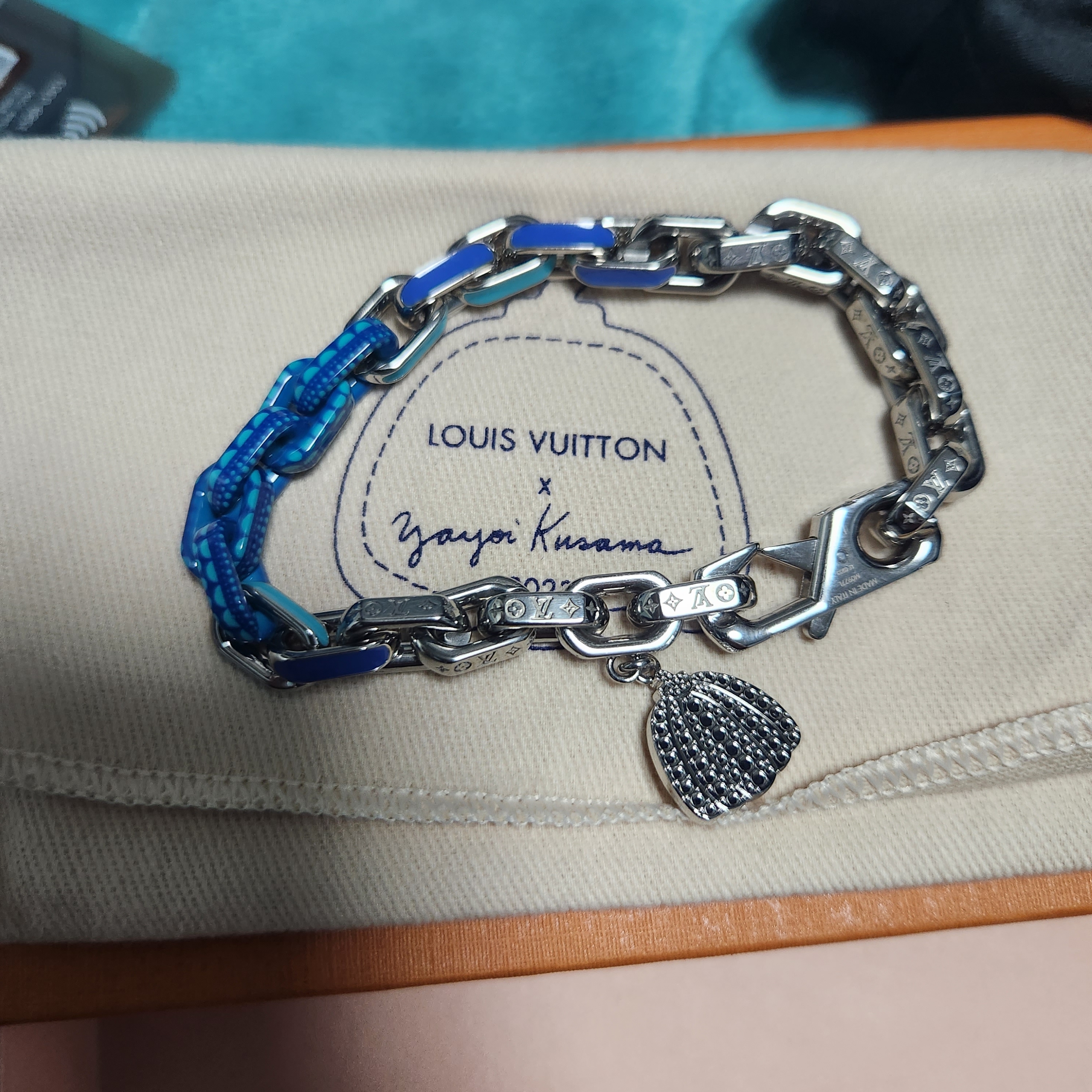 Louis Vuitton x YK Paradise Chain Bracelet Blue 착용 스타일 - 5