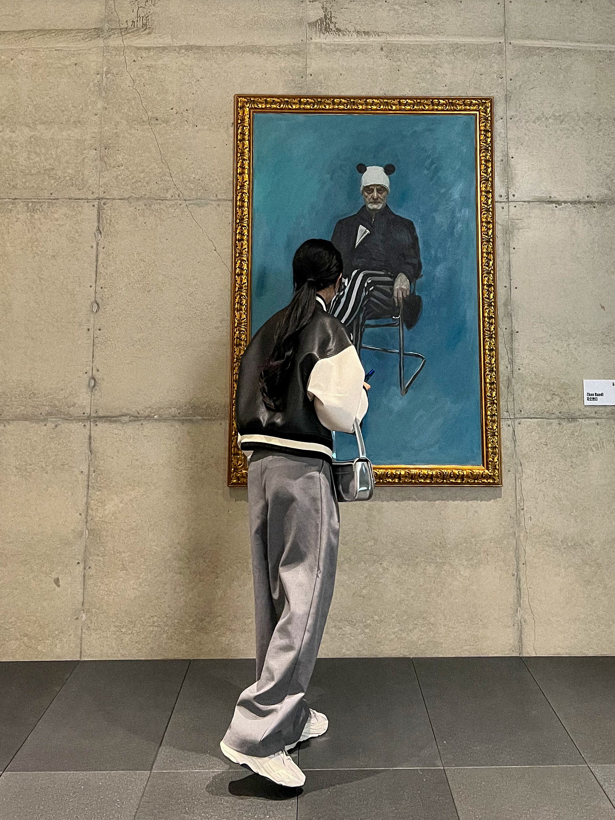 Diesel 1DR Shoulder Bag in Mirrored Leather Silver, Adidas Yeezy Boost 700 V2 Static 2022 착용 스타일 - 3