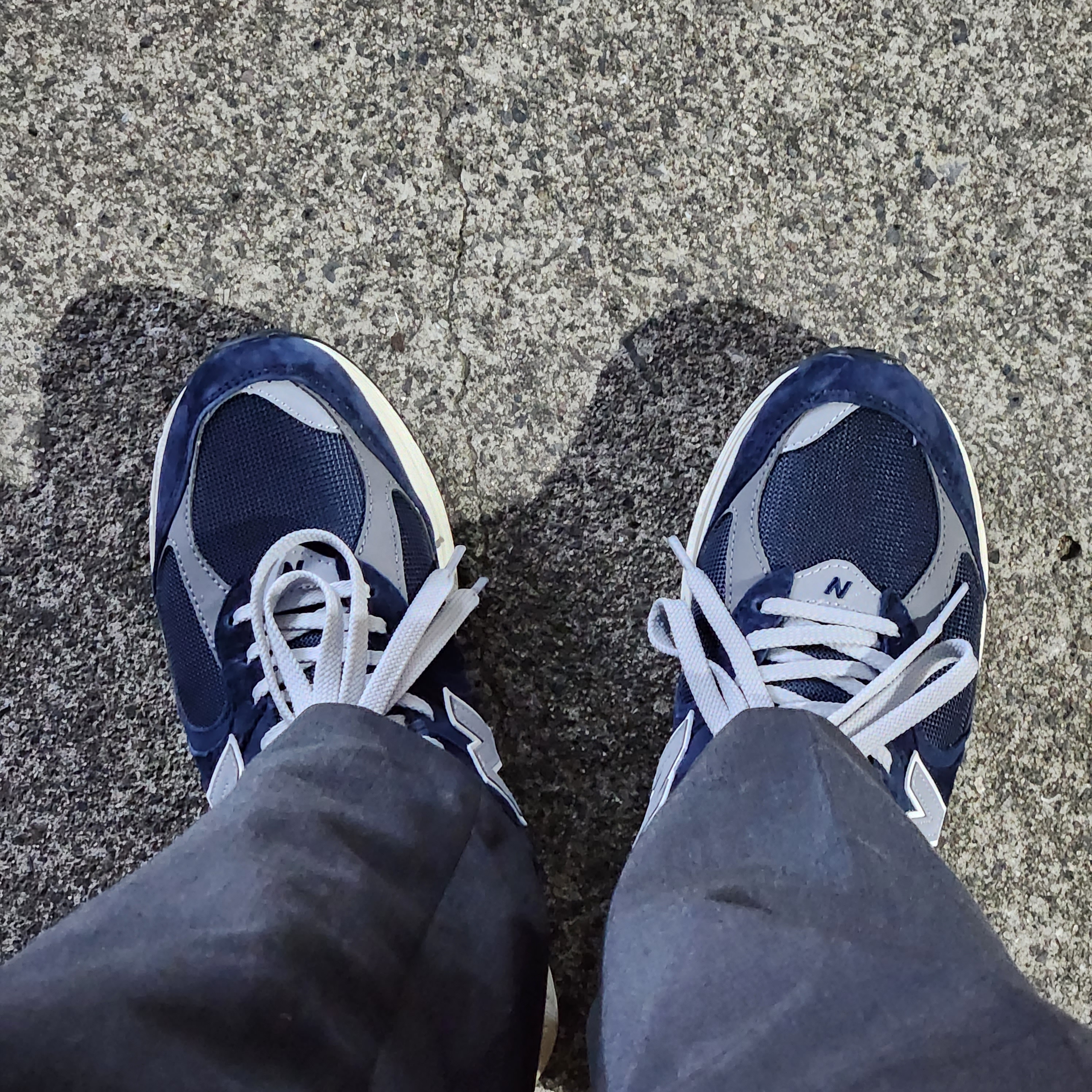 New Balance 2002R Eclipse Castlerock 착용 스타일