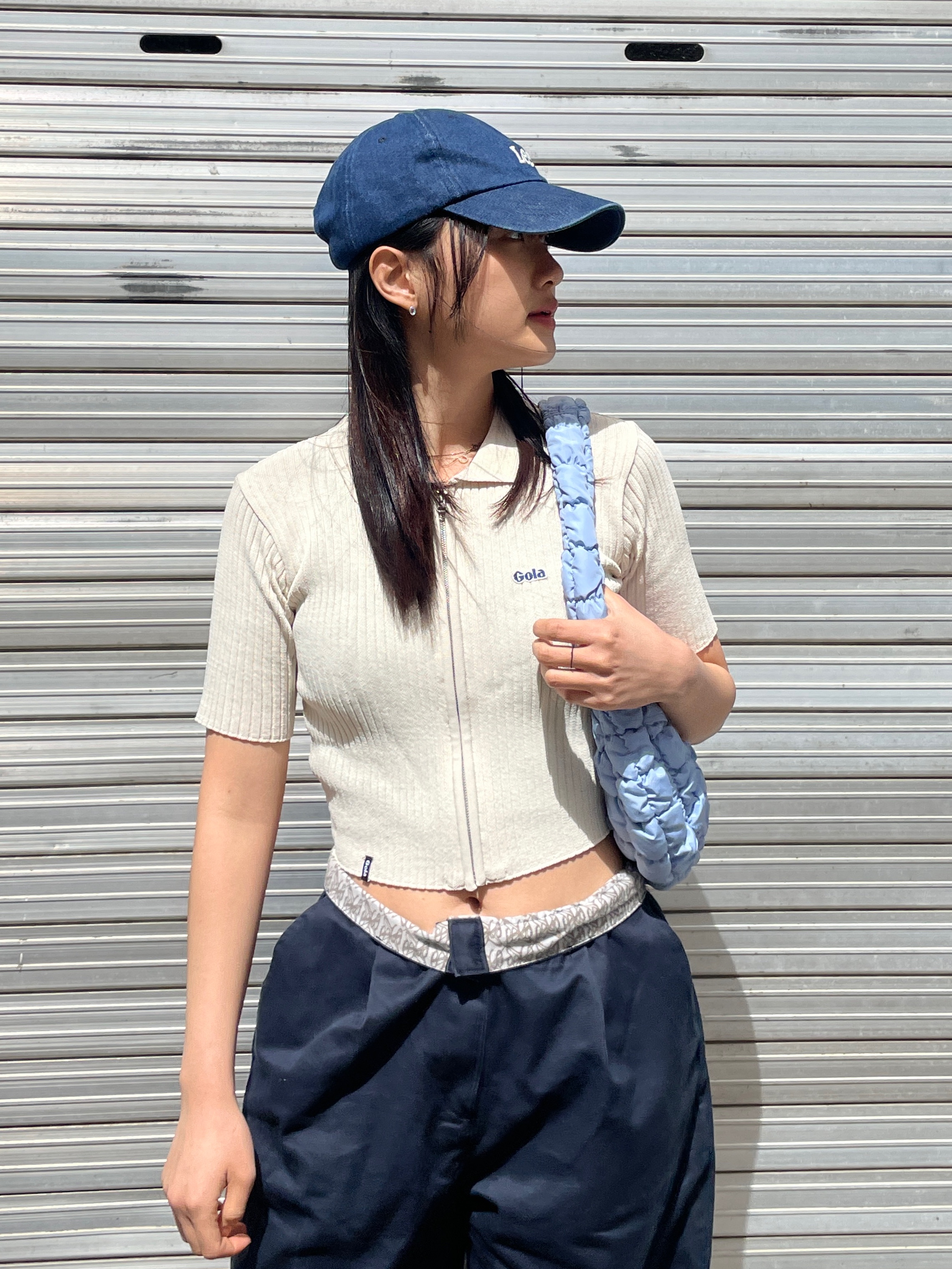 COS Quilted Mini Bag Light Blue, COS Quilted Mini Bag Bright Orange 착용 스타일 - 4