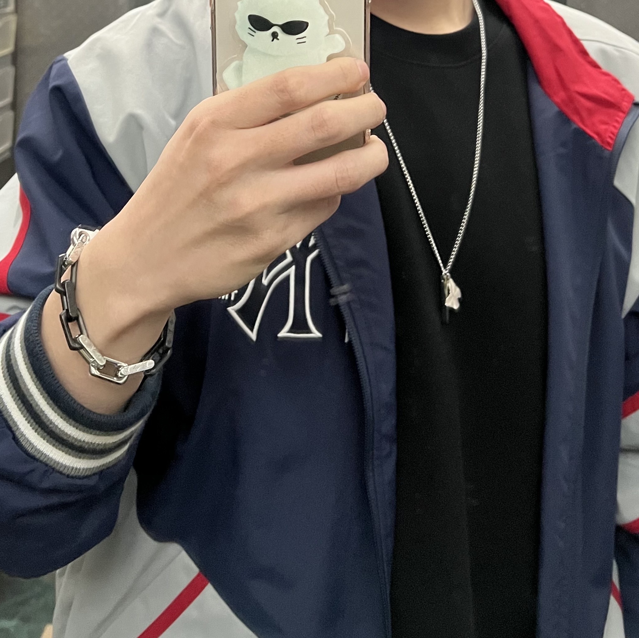 Louis Vuitton Monogram Chain Bracelet Silver Black, Supreme x New York Yankees Track Jacket Navy - 21FW 착용 스타일
