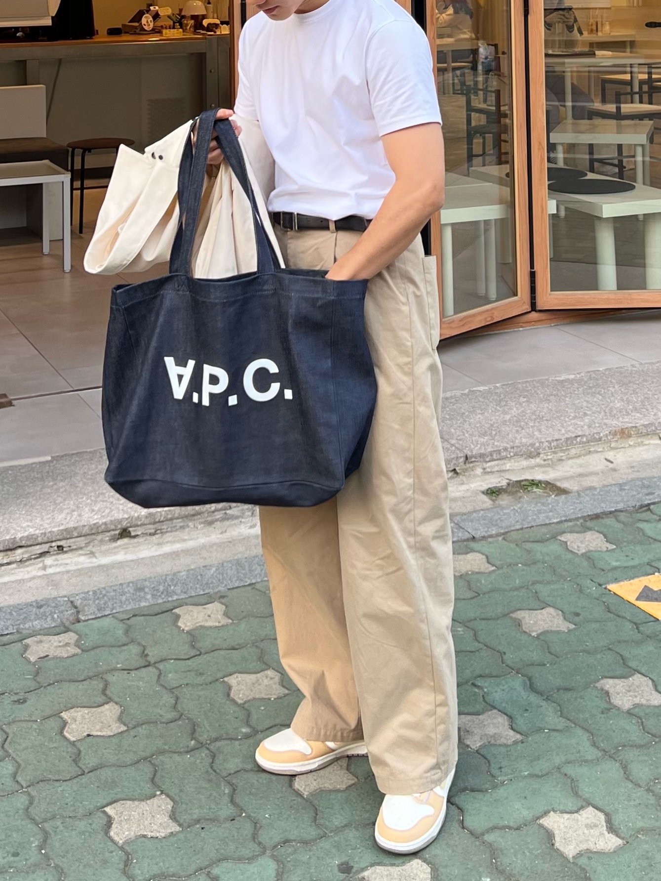 A.P.C. Daniela Shopping Bag Indigo 착용 스타일 - 4
