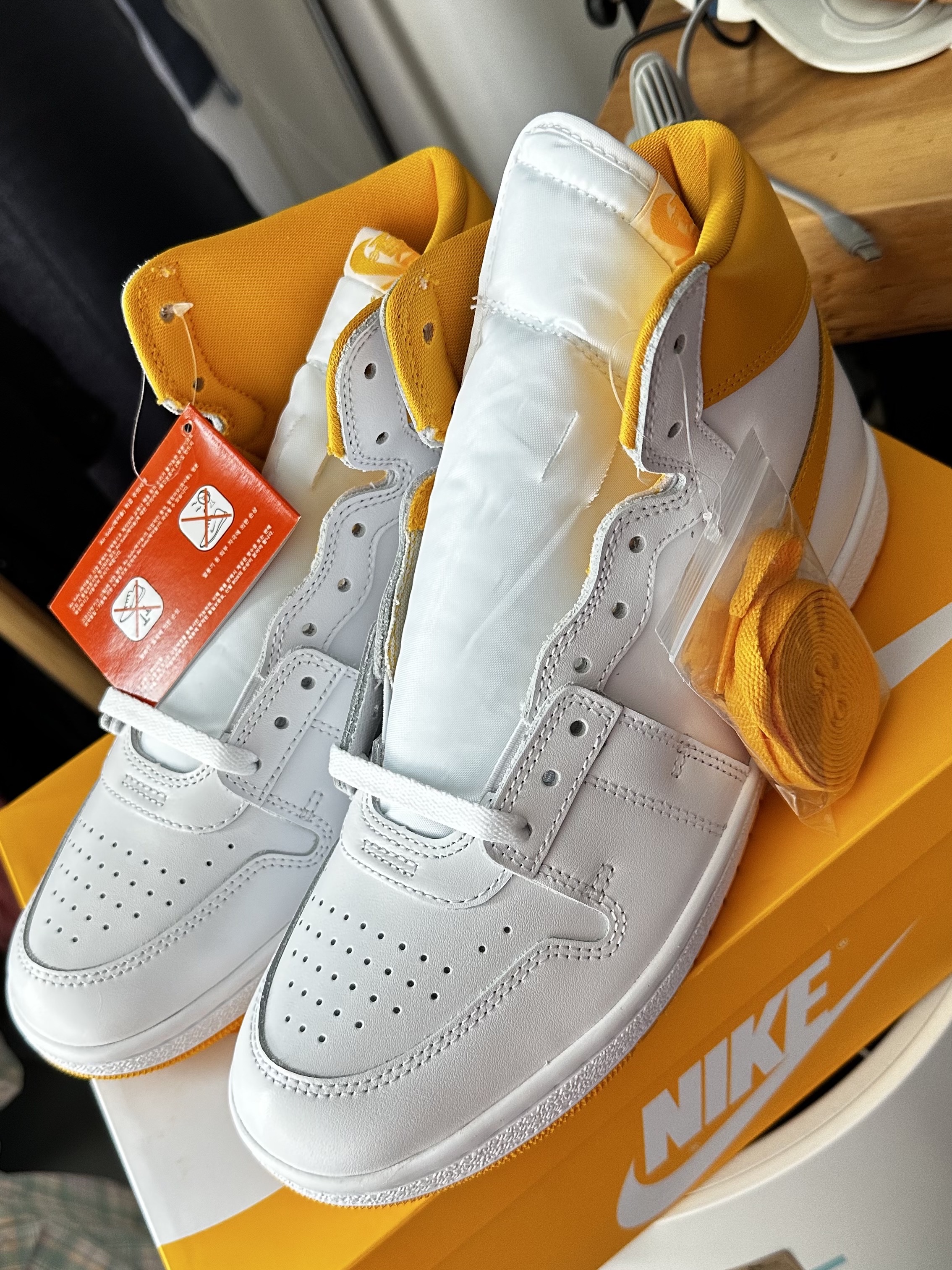 Jordan Air Ship SP White University Gold 착용 스타일
