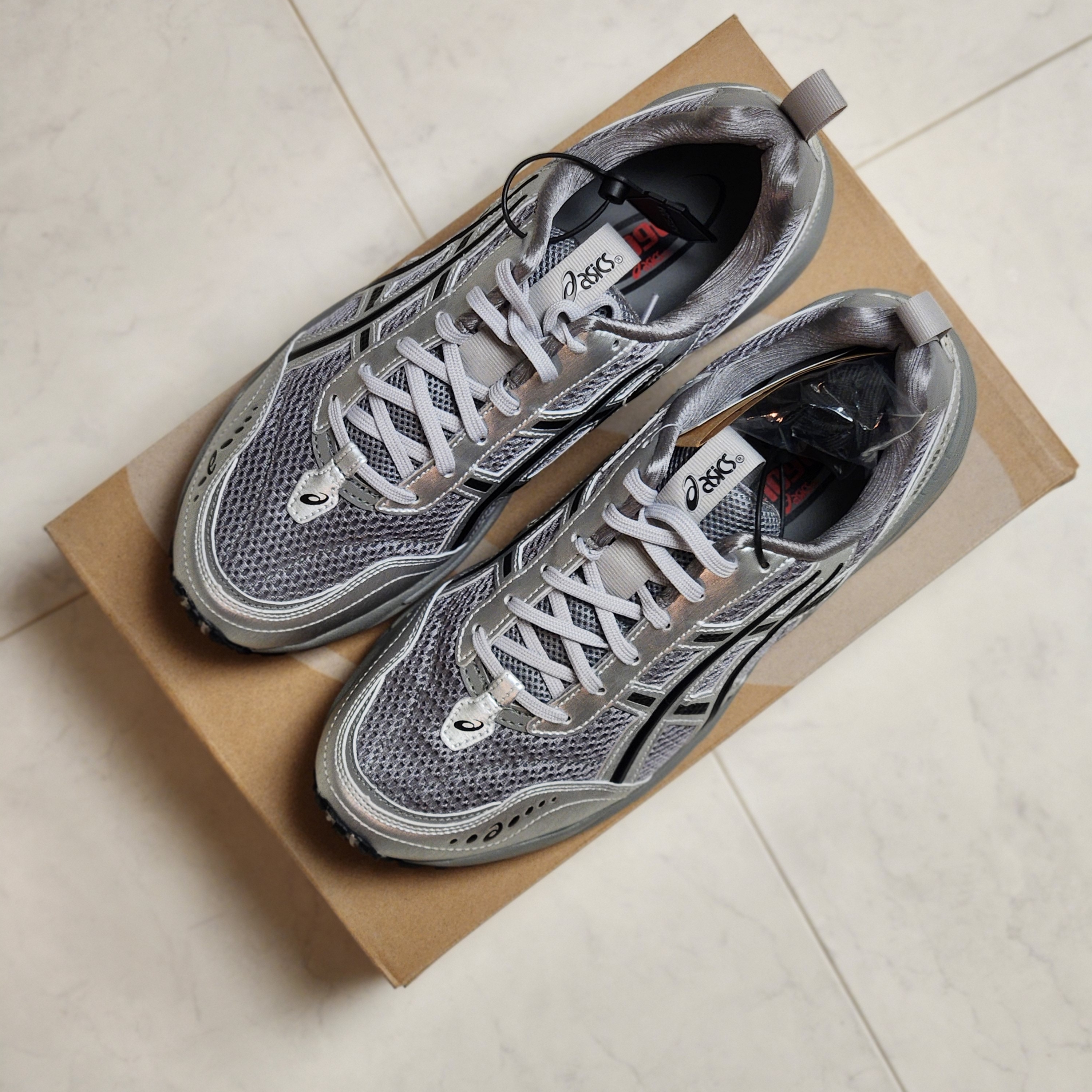 Asics x Freja Wewer Gel-1090 V2 Clay Grey Pure Silver 착용 스타일 - 1