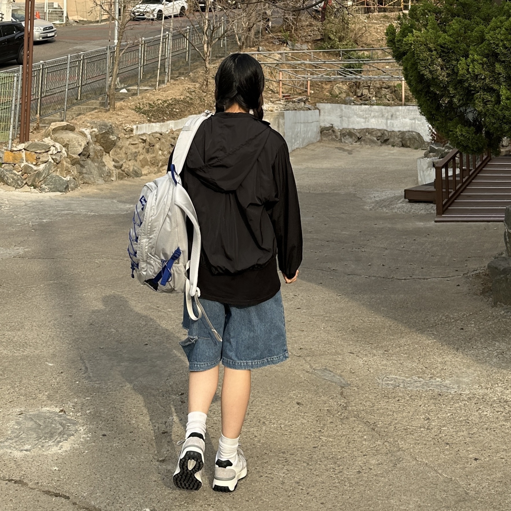 Supreme Backpack Silver - 22SS, Stussy World Tour T-Shirt Black 착용 스타일 - 1