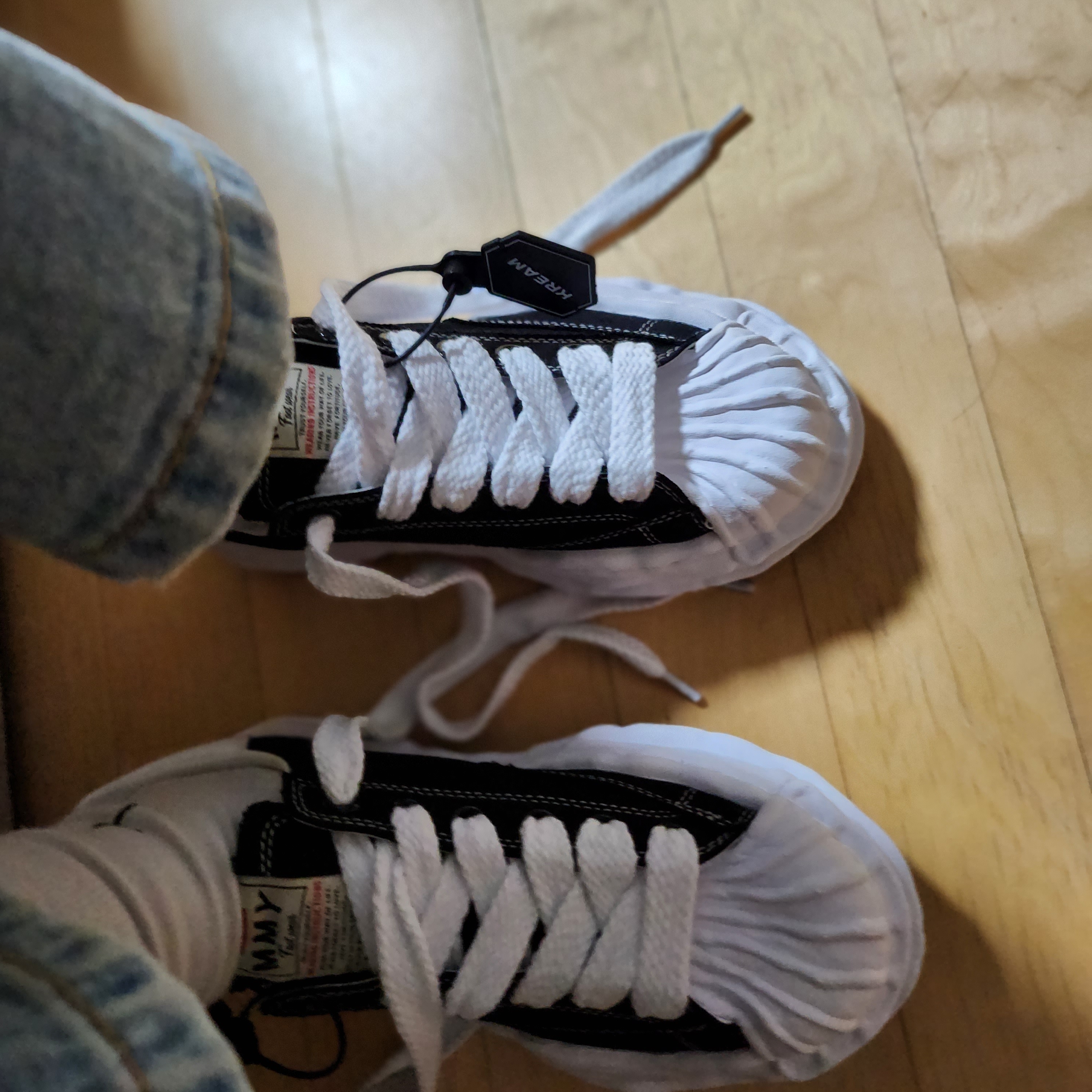 Maison Mihara Yasuhiro Blakey OG Sole Canvas Low-top Sneakers Black White 착용 스타일