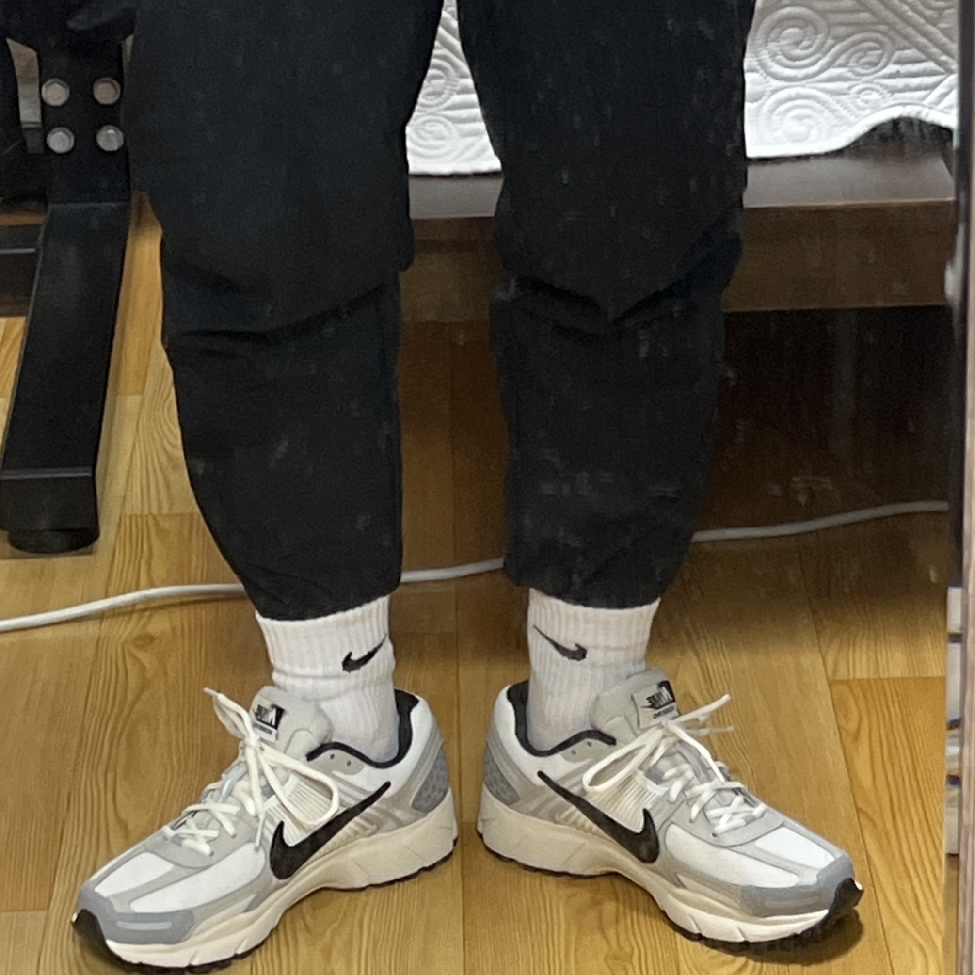 (W) Nike Zoom Vomero 5 Wolf Grey and Black 착용 스타일
