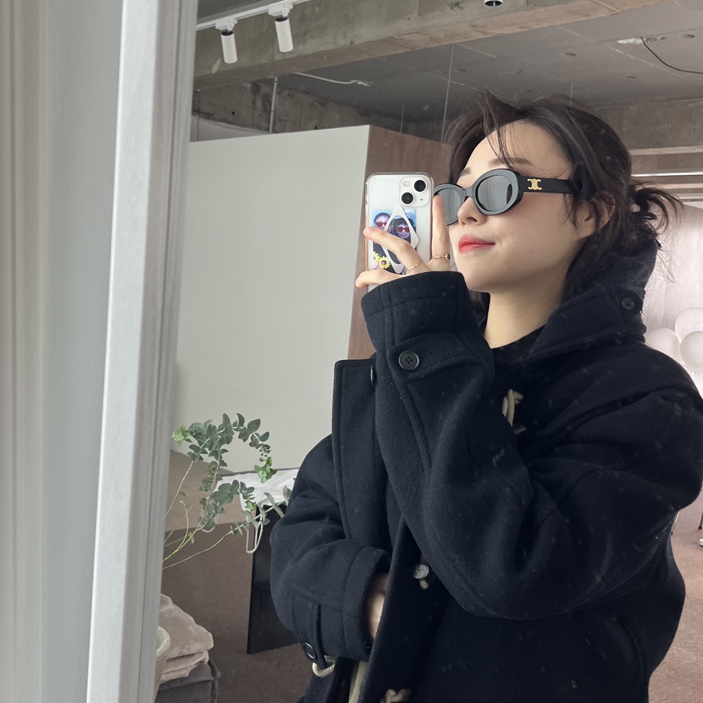 (W) Celine Triomphe 01 Sunglasses in Acetate Black 착용 스타일 - 2