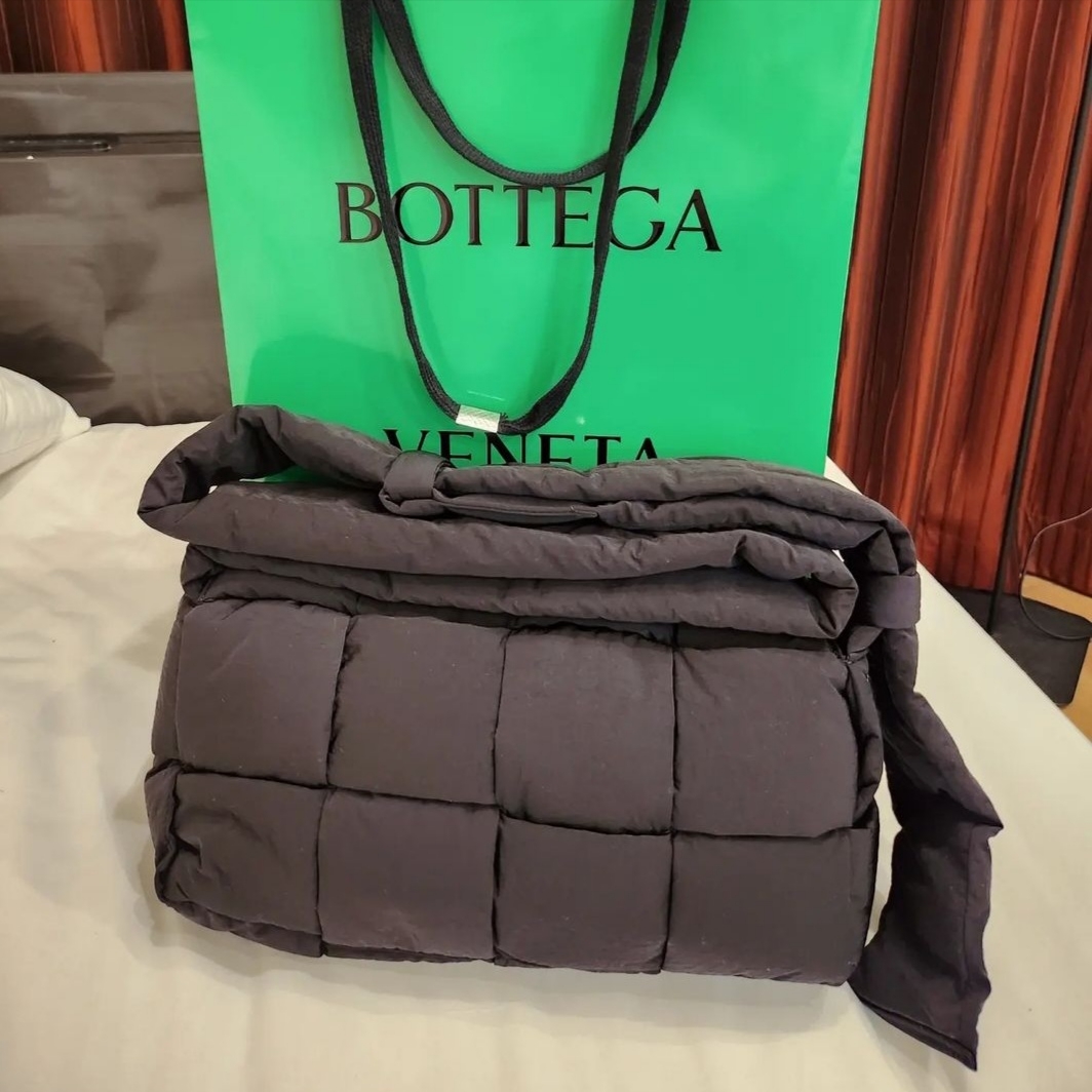 Bottega Veneta Padded Tech Cassette Black 착용 스타일