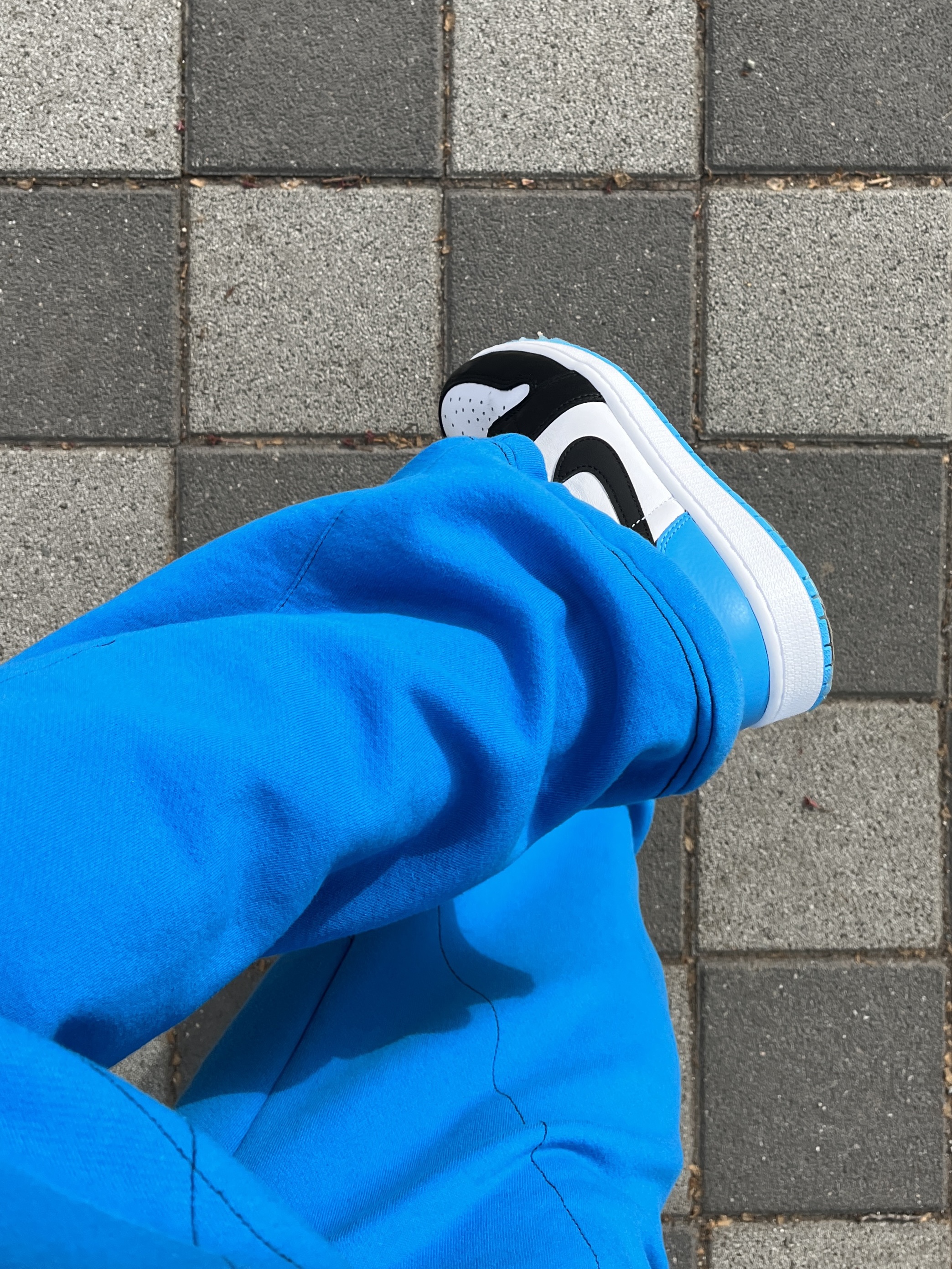 Jordan 1 Retro Low OG Black and Dark Powder Blue 착용 스타일
