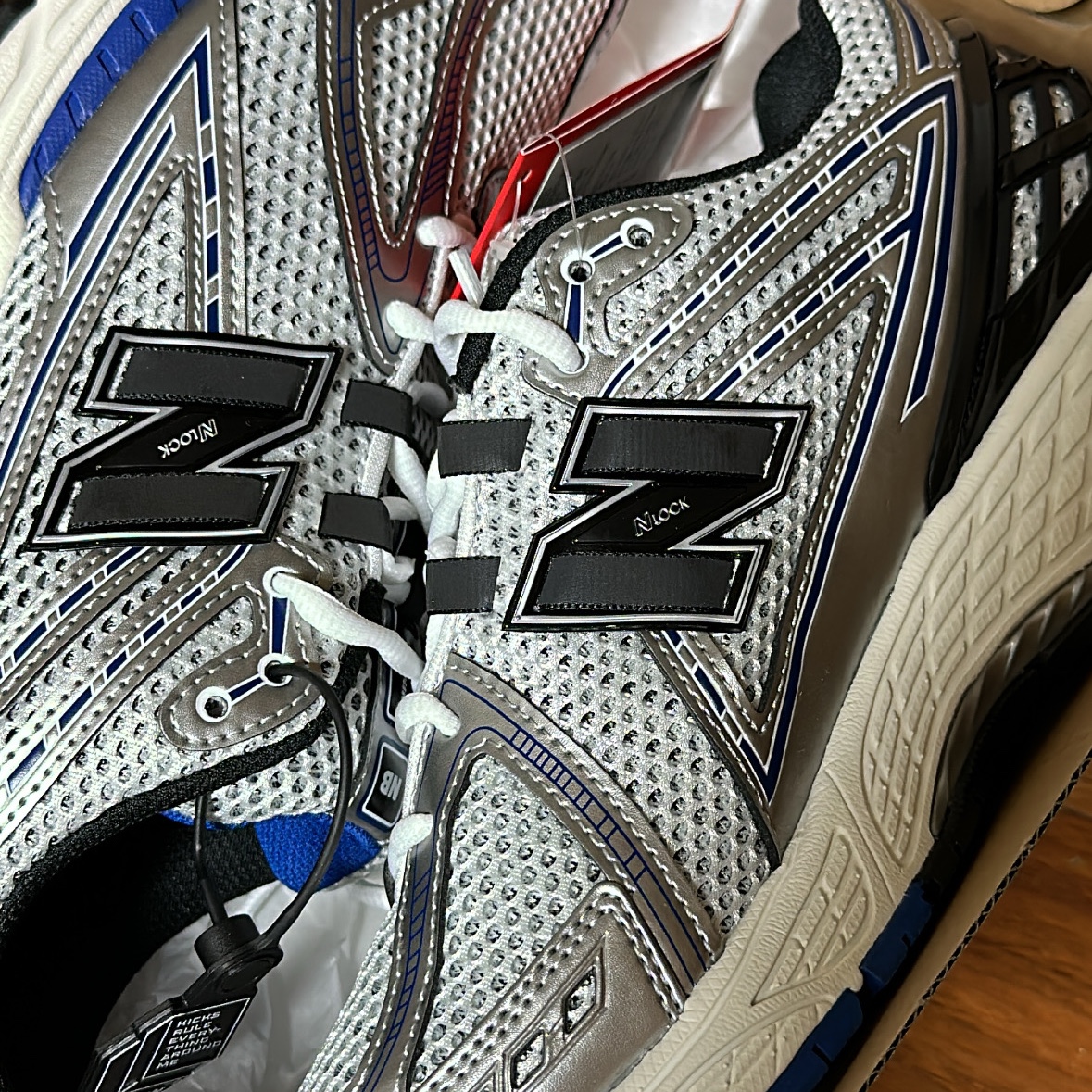New Balance 1906R Silver Metallic 착용 스타일