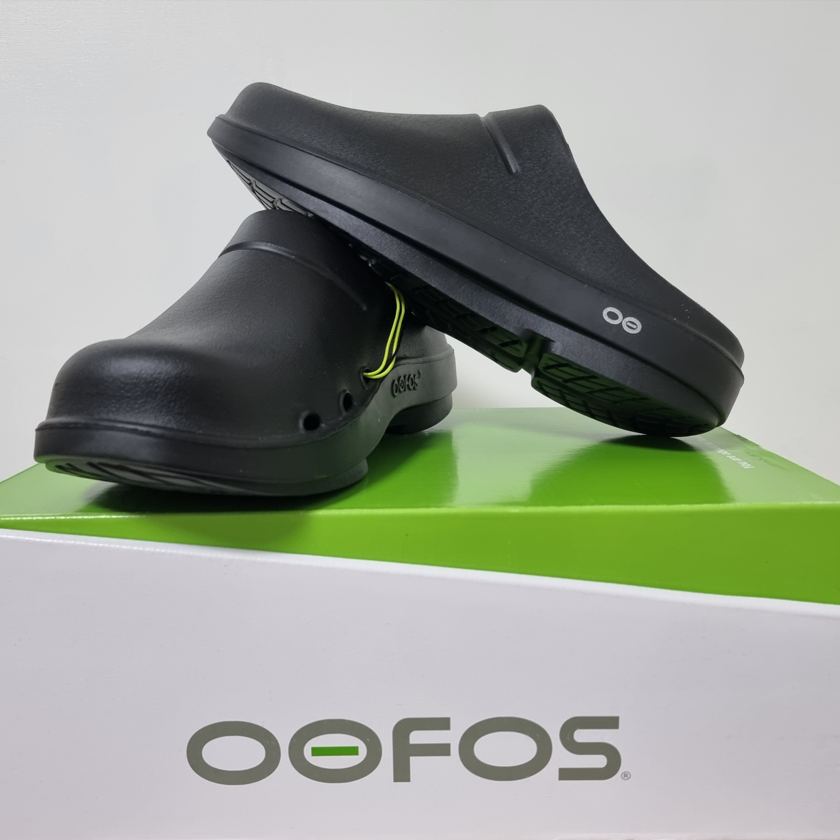 Oofos OOCloog Black 착용 스타일