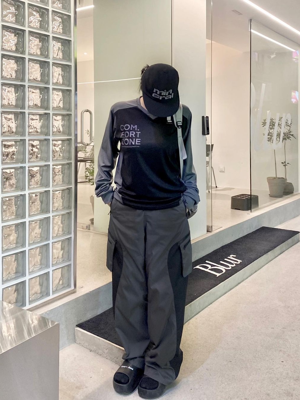 Art Of Field Coaptation Pocket Cargo Pants Dark Gray 착용 스타일 - 2