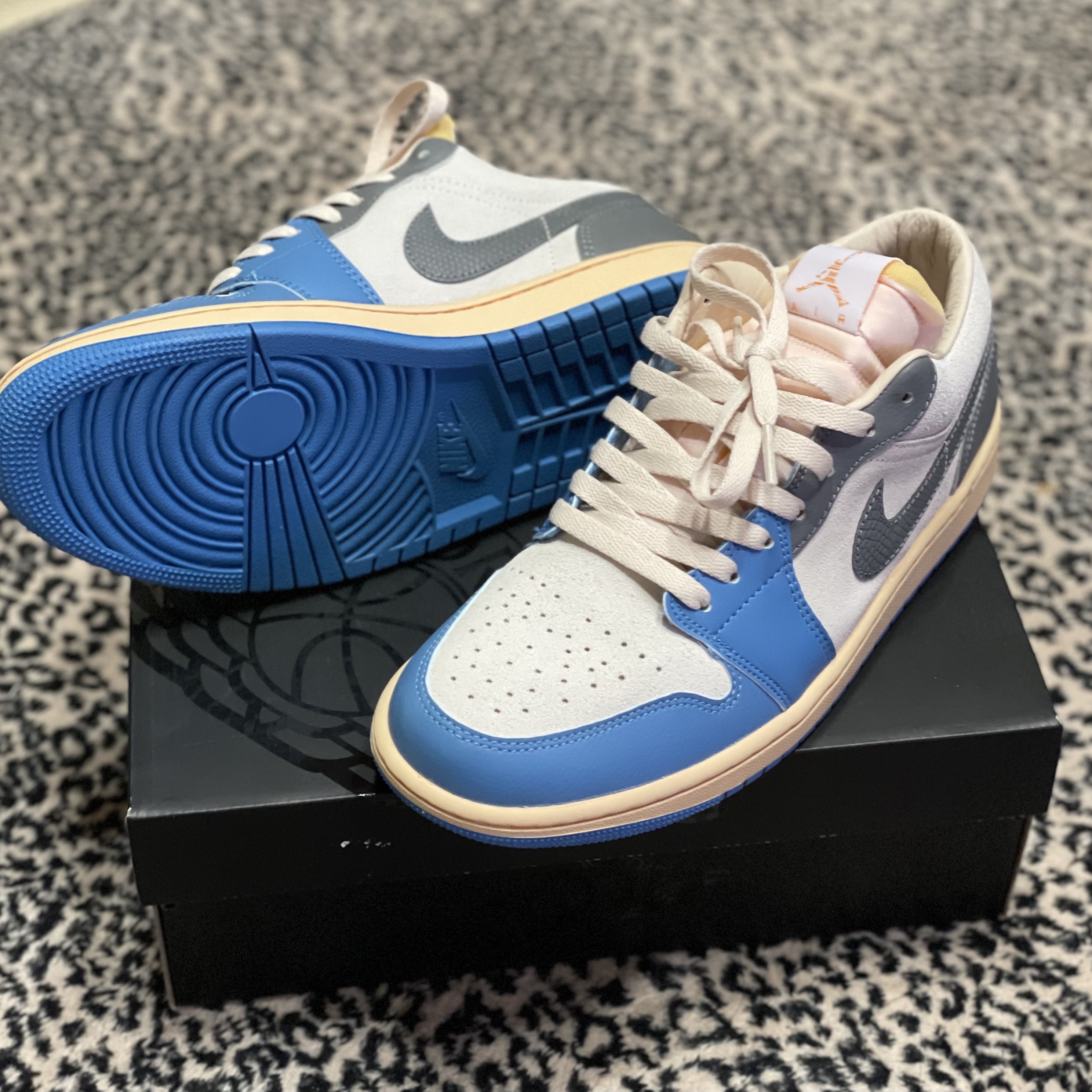 Jordan 1 Low SE Tokyo 96 착용 스타일 - 2