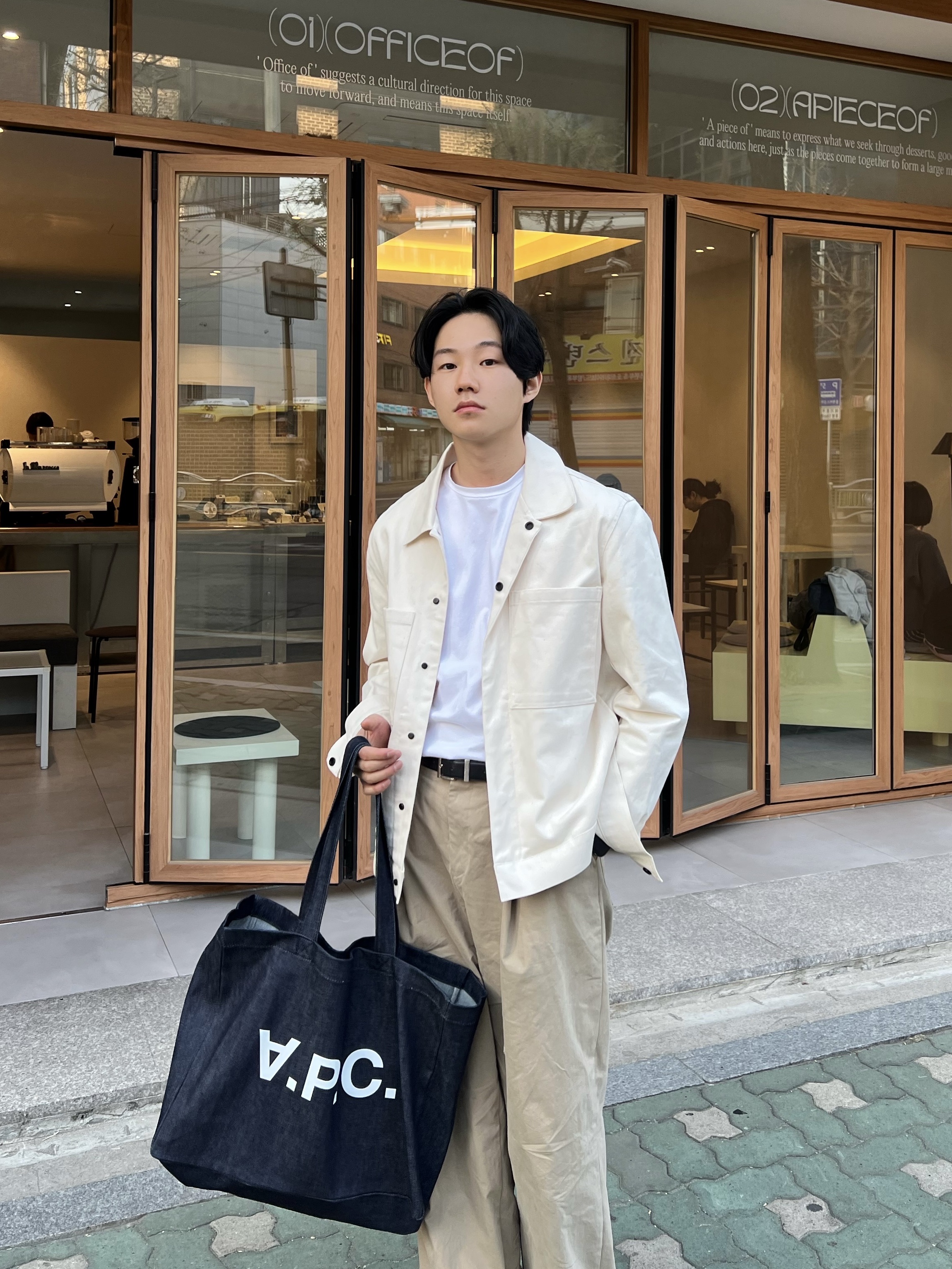 A.P.C. Daniela Shopping Bag Indigo 착용 스타일 - 2
