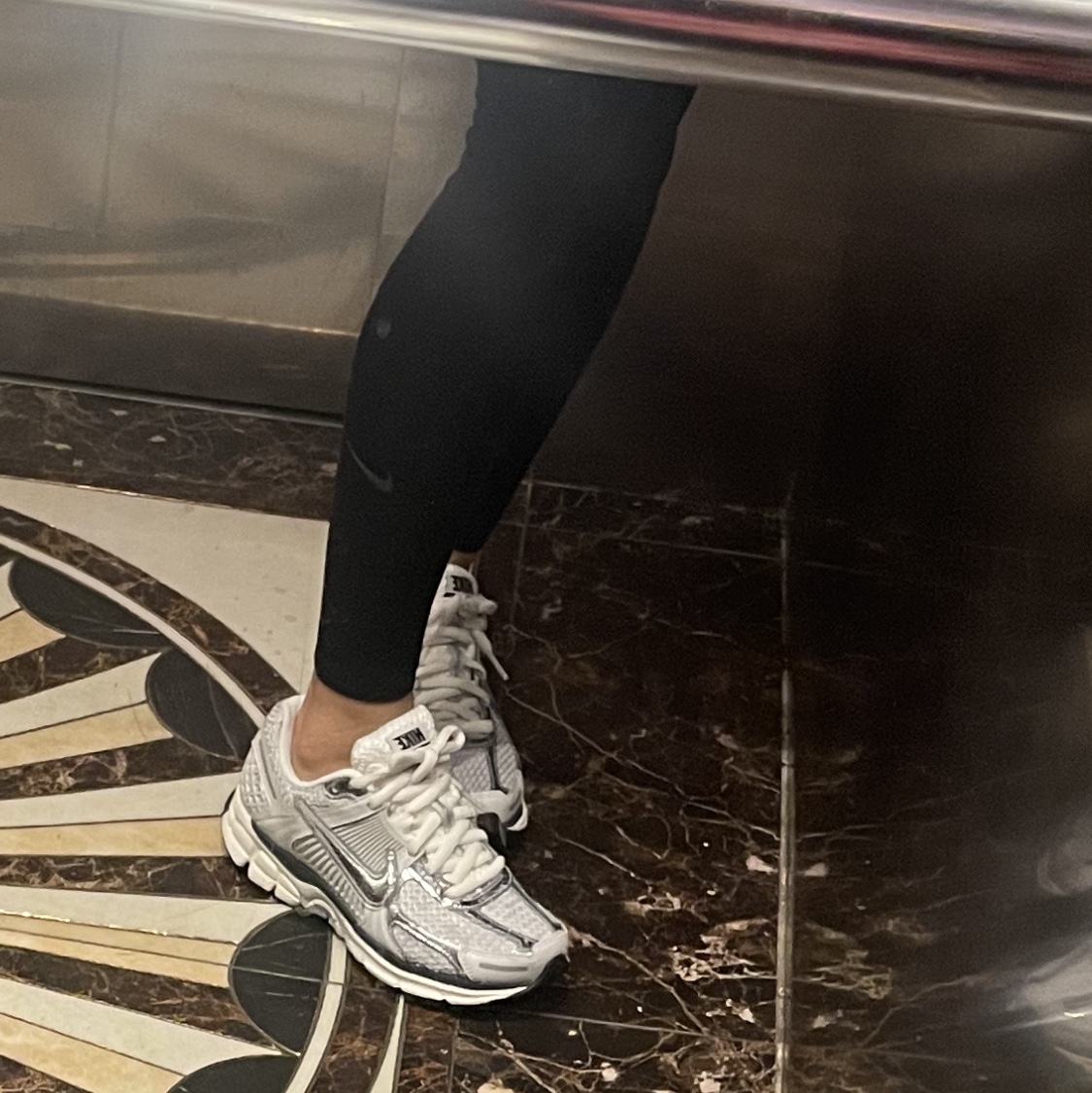 (W) Nike Zoom Vomero 5 Photon Dust and Metallic Silver 착용 스타일
