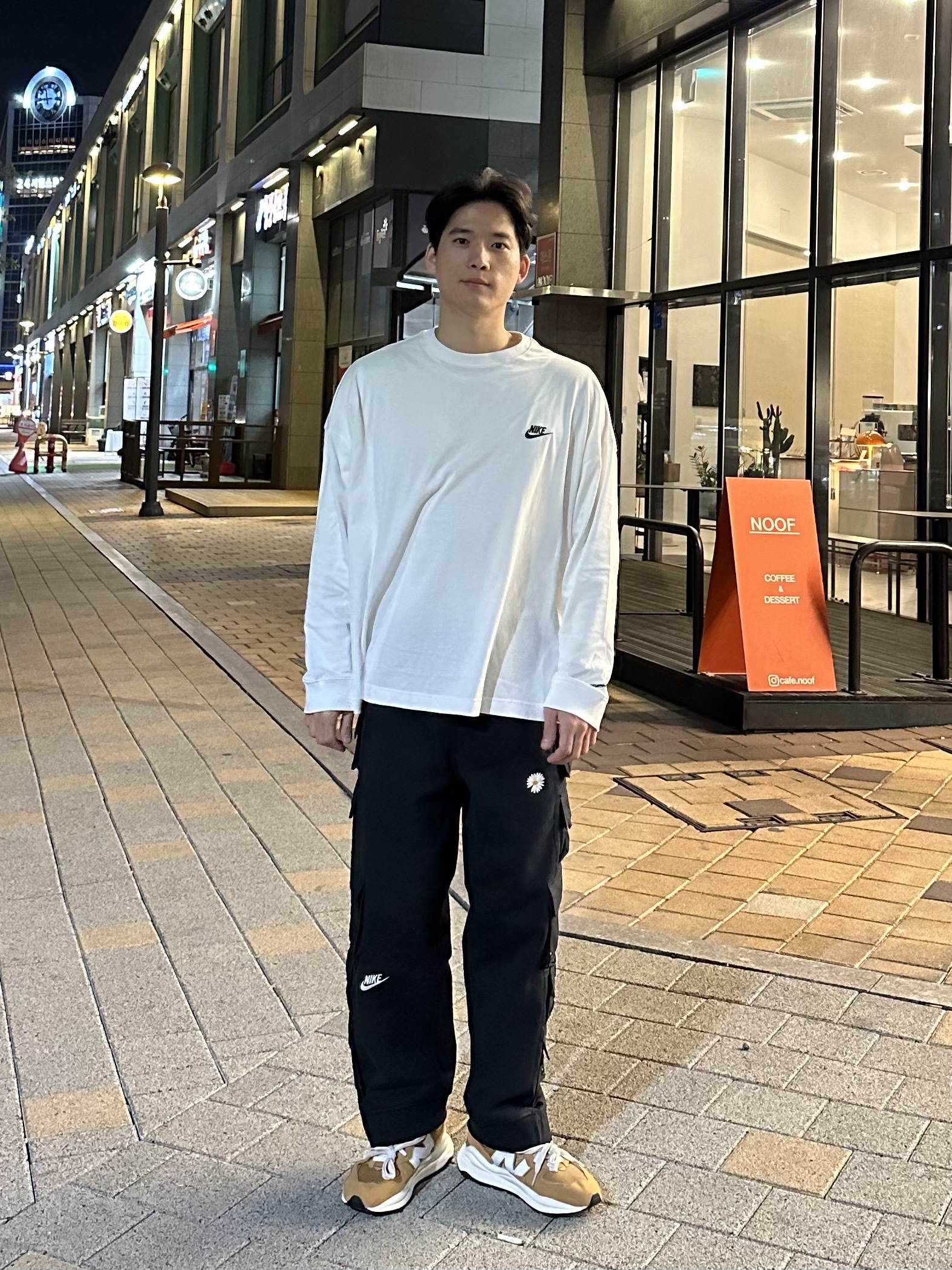 Nike x Peaceminusone LS T-Shirt White (DR0098-100), Nike x Peaceminusone Wide Pants Black (DR0096-010) 착용 스타일 - 3