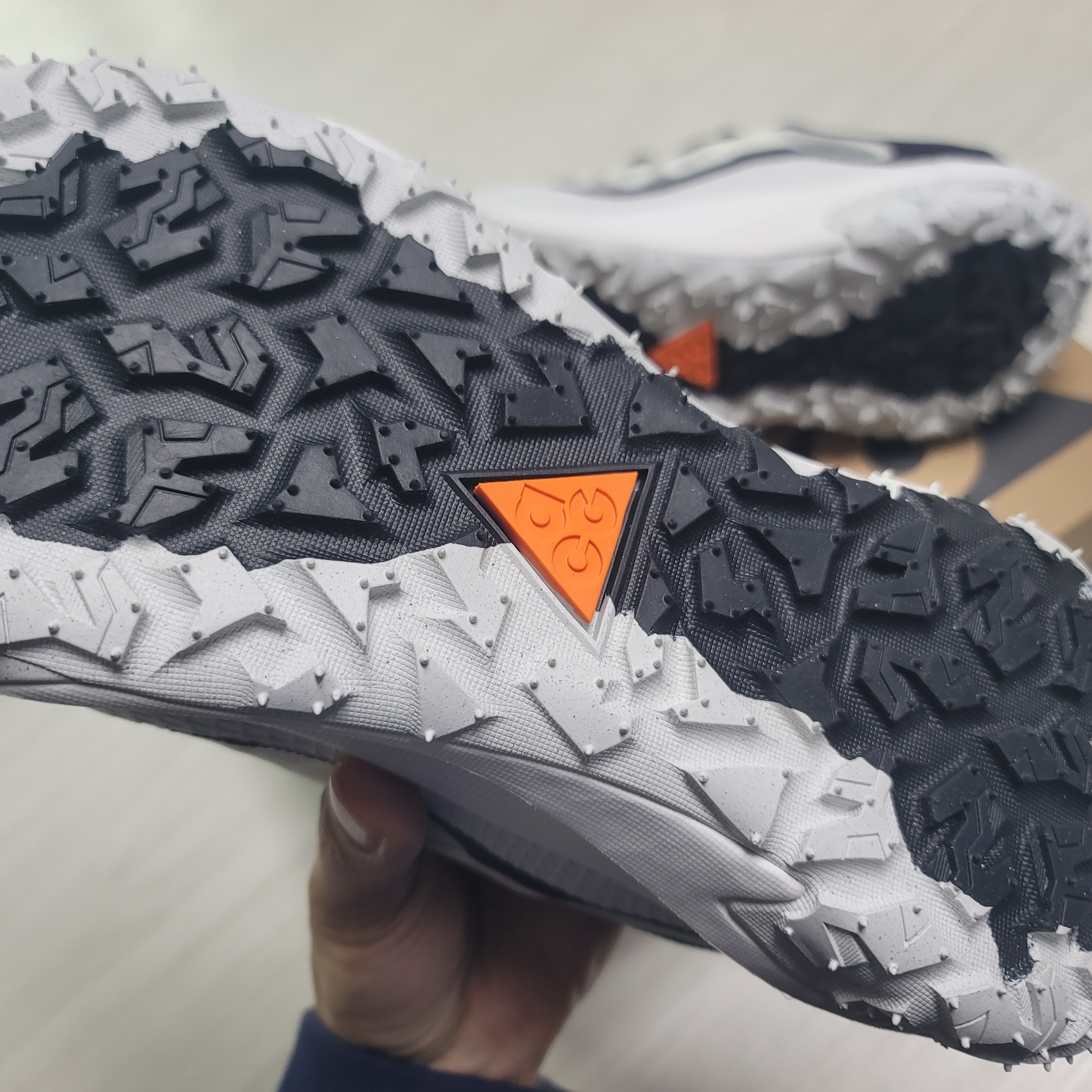 Nike ACG Mountain Fly 2 Low Summit White and Bright Mandarin 착용 스타일 - 2