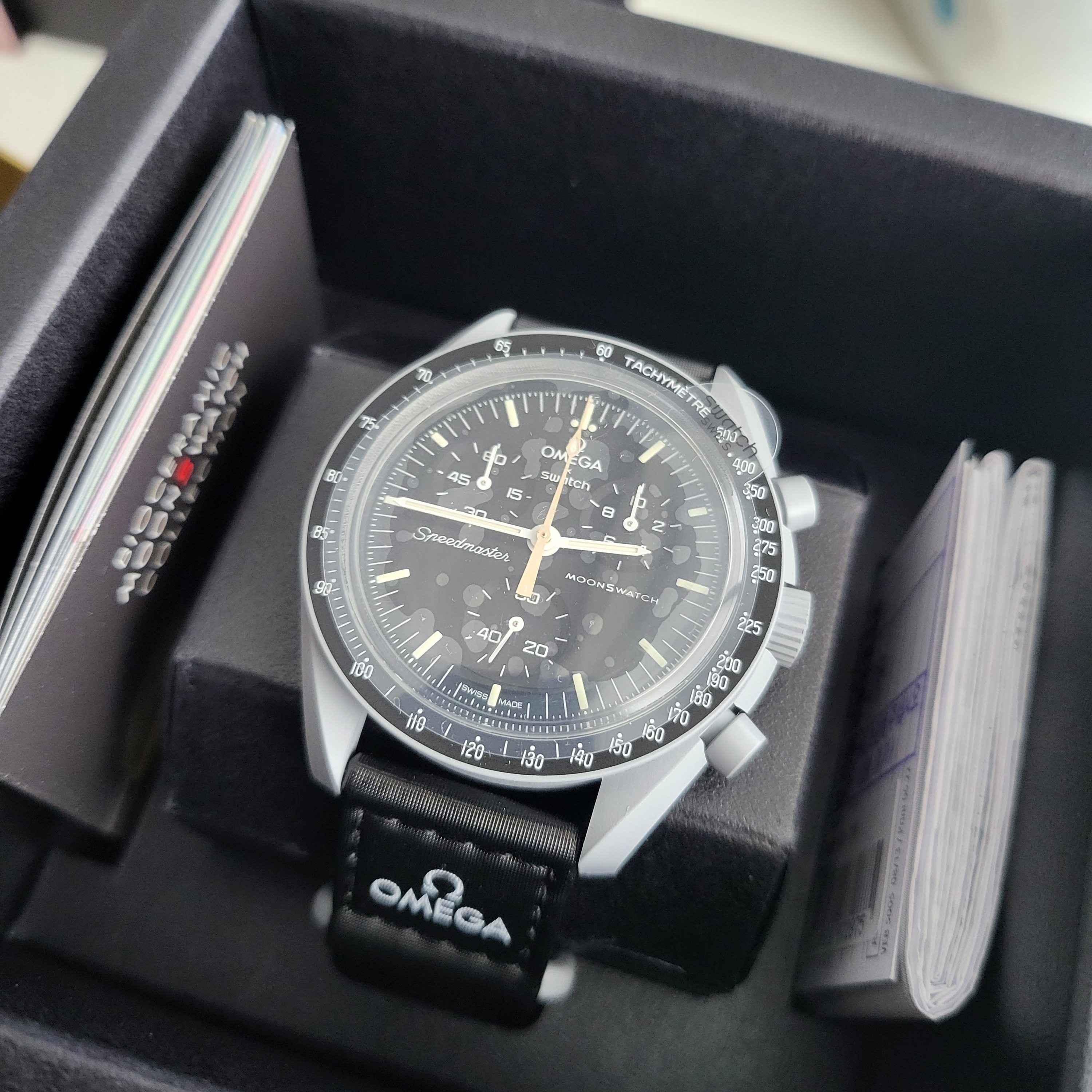 Swatch x Omega Bioceramic MoonSwatch Mission To The Moon Moonshine Gold Worm Moon 착용 스타일