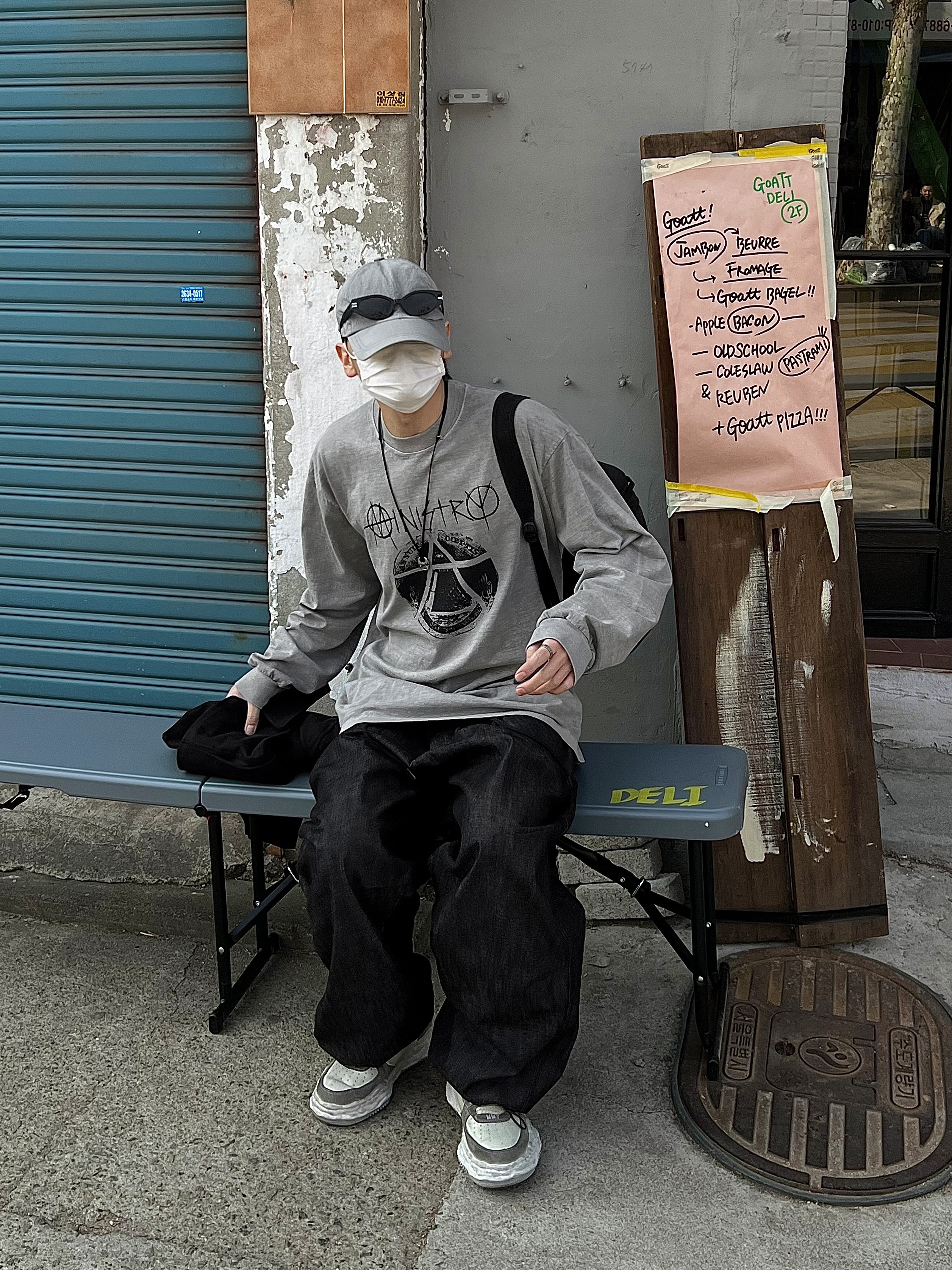Maison Mihara Yasuhiro Wayne OG Sole Distressed Leather Low-top Sneaker White, Arc'teryx Heliad 15 Backpack Black 착용 스타일 - 2