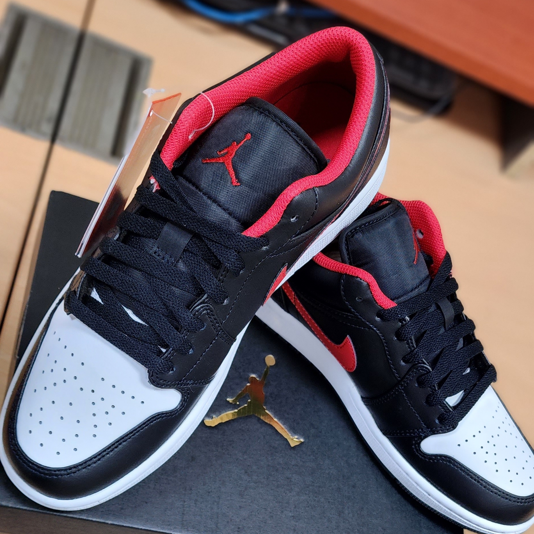 Jordan 1 Low Black Fire Red 착용 스타일 - 2