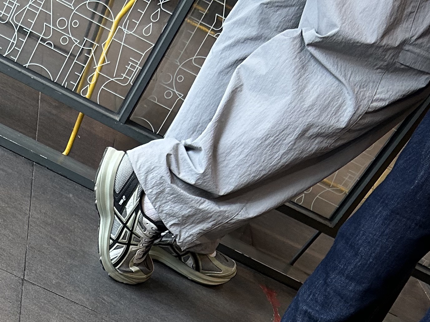 Asics Jog 100 S Sheet Rock - 2E Wide 착용 스타일
