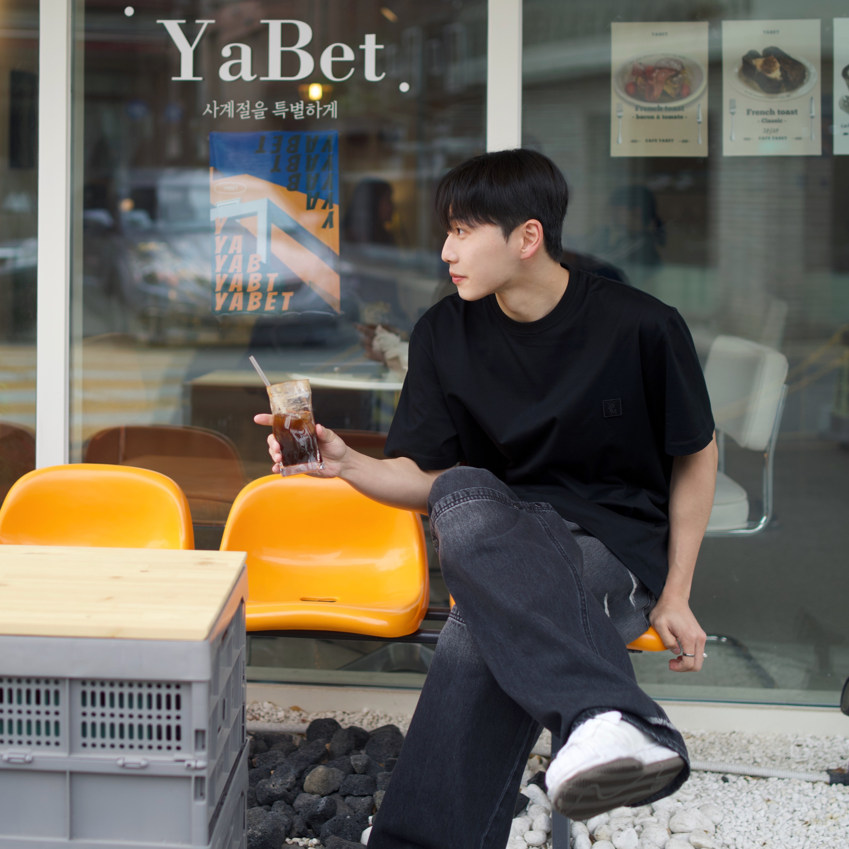 Wooyoungmi Flower Print Back Logo T-Shirt Black - 23SS, Maison Mihara Yasuhiro Blakey OG Sole Leather Low-top Sneakers White 착용 스타일 - 5