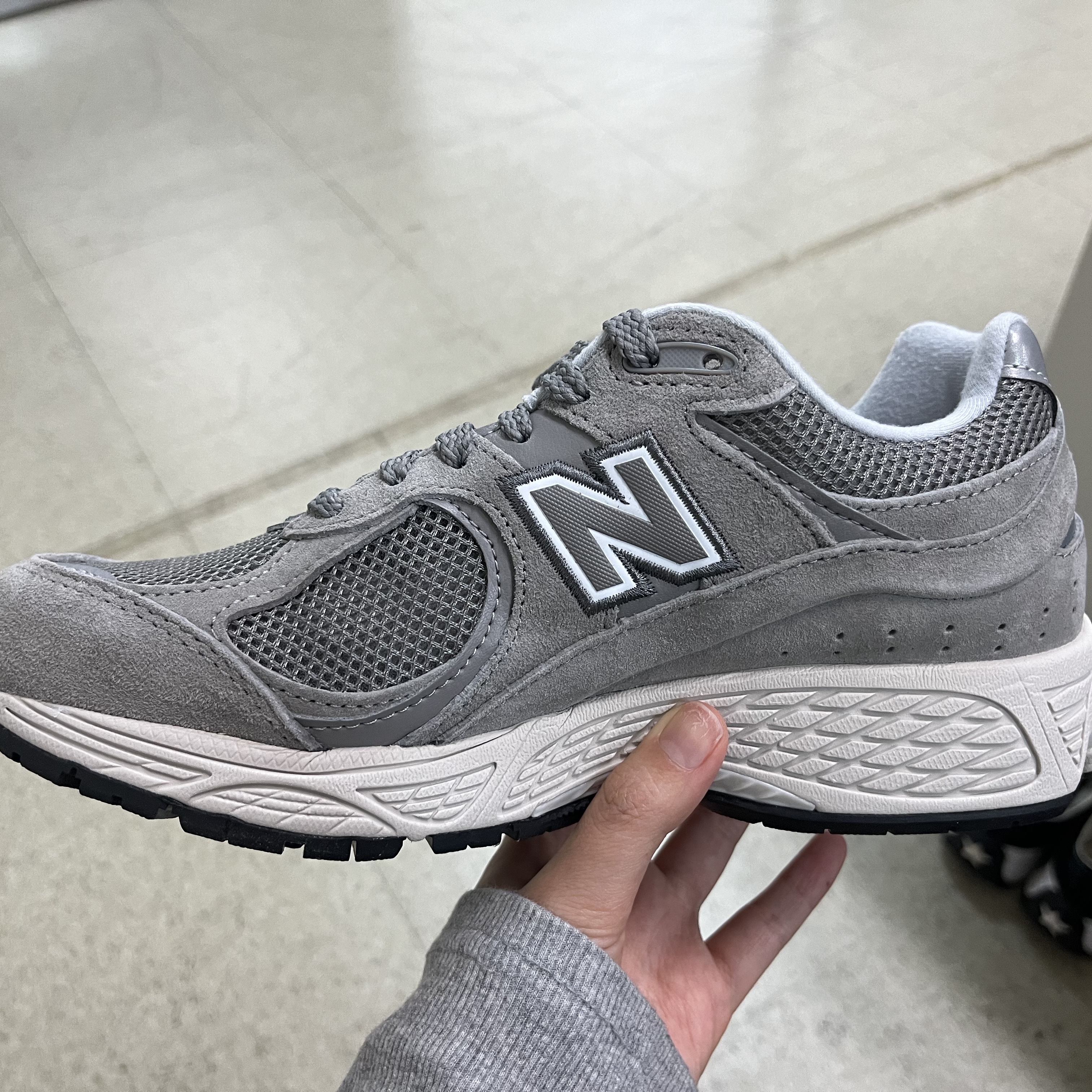New Balance 2002R Grey 착용 스타일 - 2