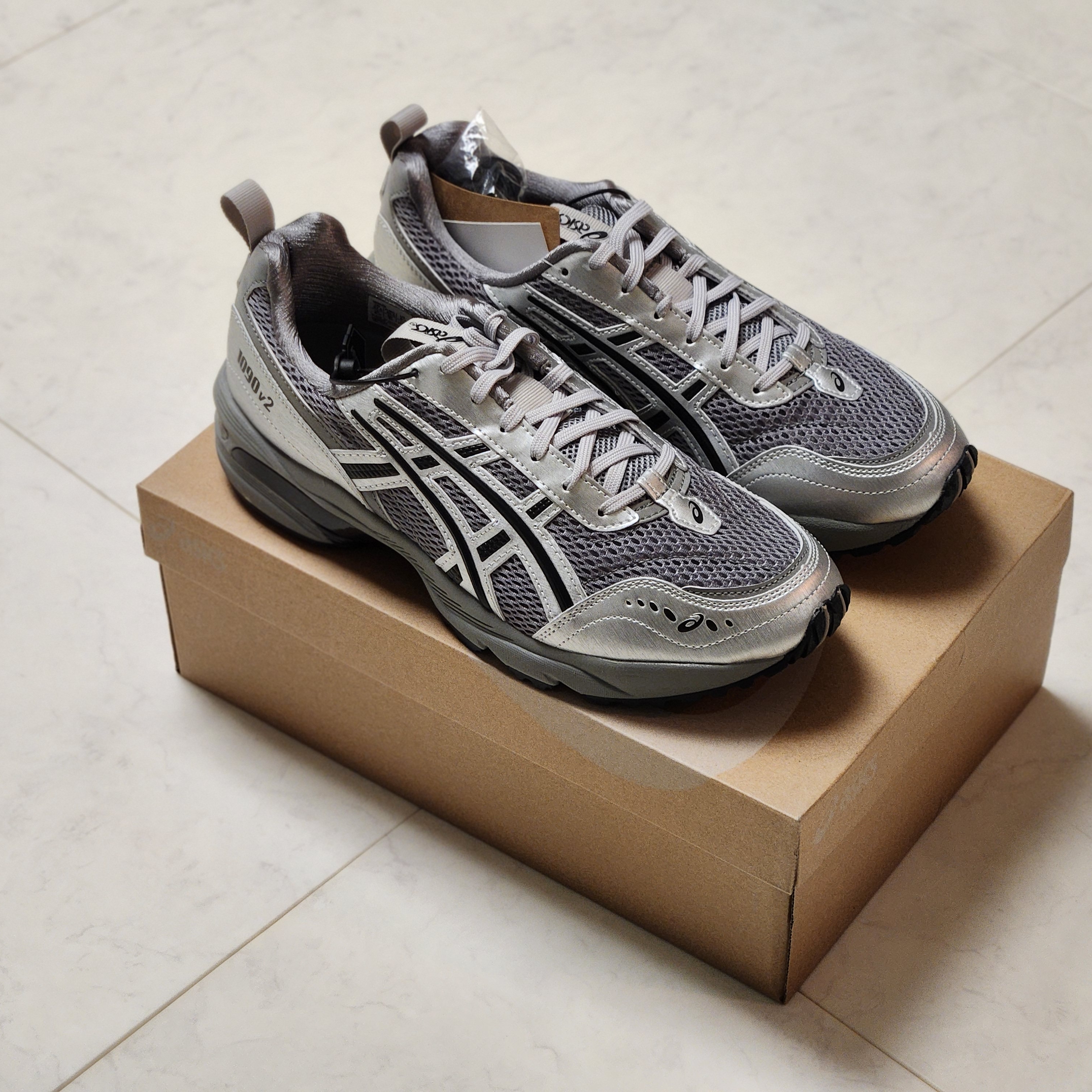 Asics x Freja Wewer Gel-1090 V2 Clay Grey Pure Silver 착용 스타일 - 4