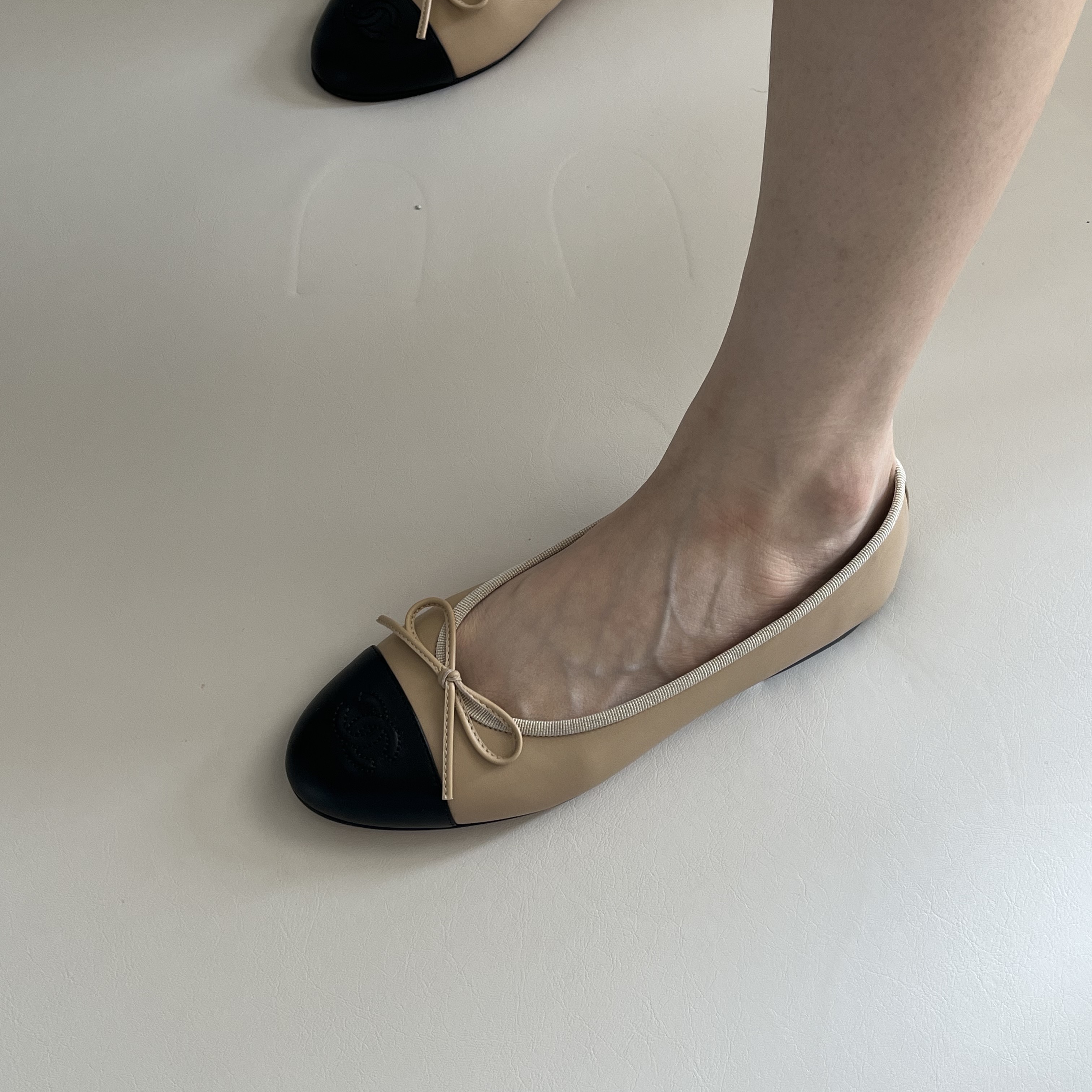 (W) Chanel Ballerina Flat Lambskin & Beige Black 착용 스타일 - 1
