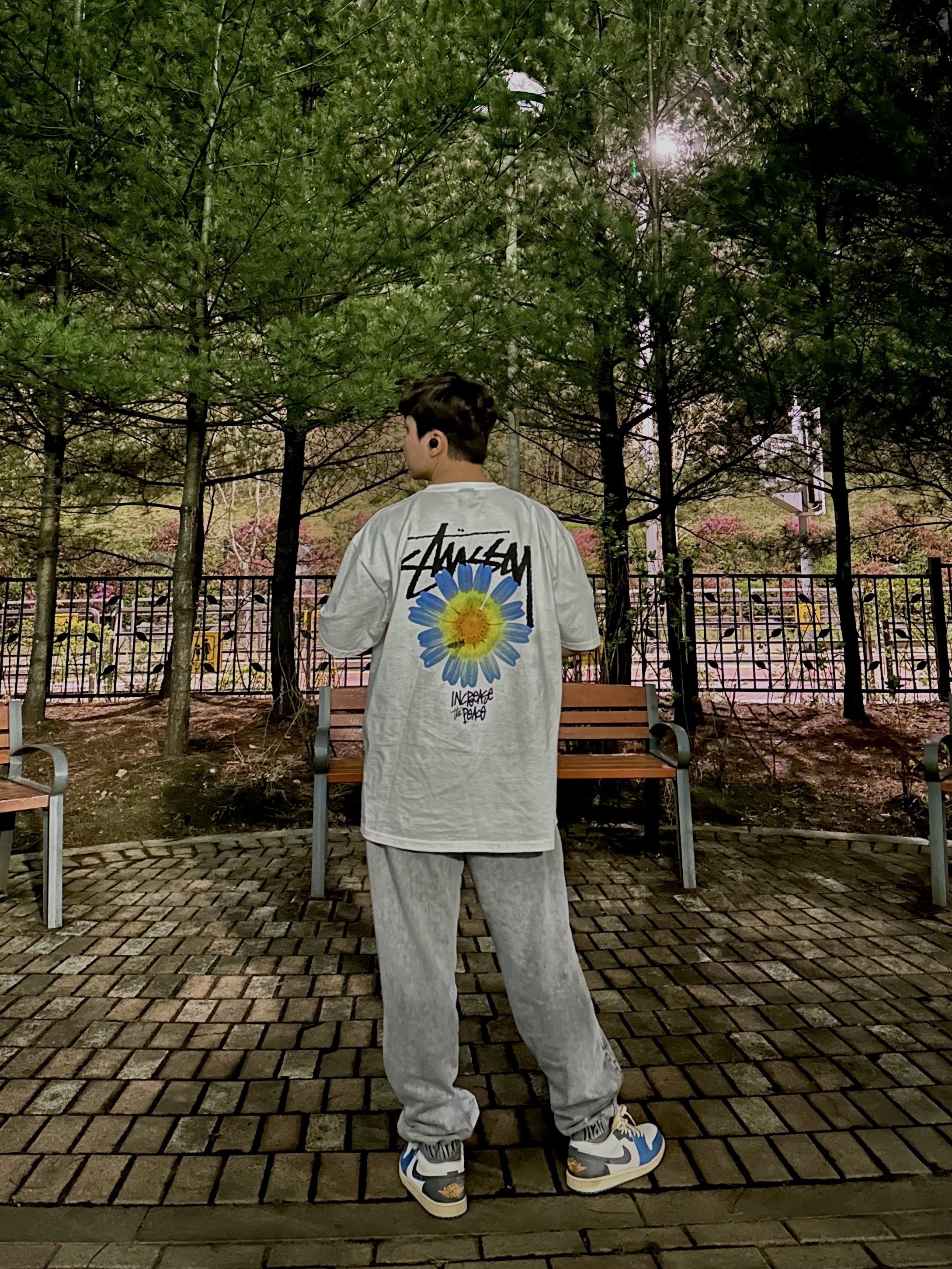 Jordan 1 Low SE Tokyo 96, Stussy ITP Flower T-Shirt White 착용 스타일