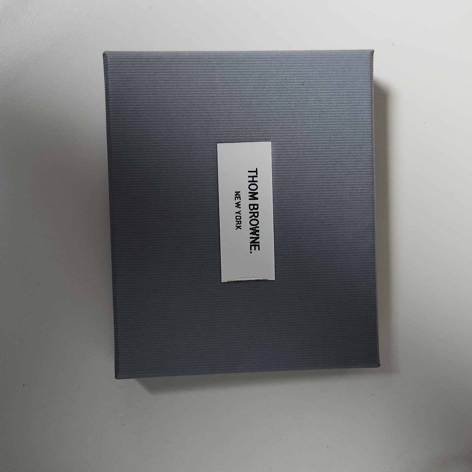 Thom Browne Pebble Grain Bill Fold Wallet Black 착용 스타일 - 1
