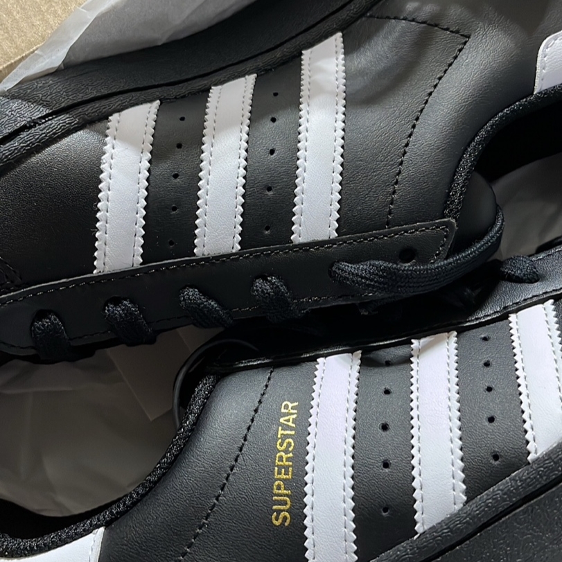 Adidas Superstar Core Black White 착용 스타일