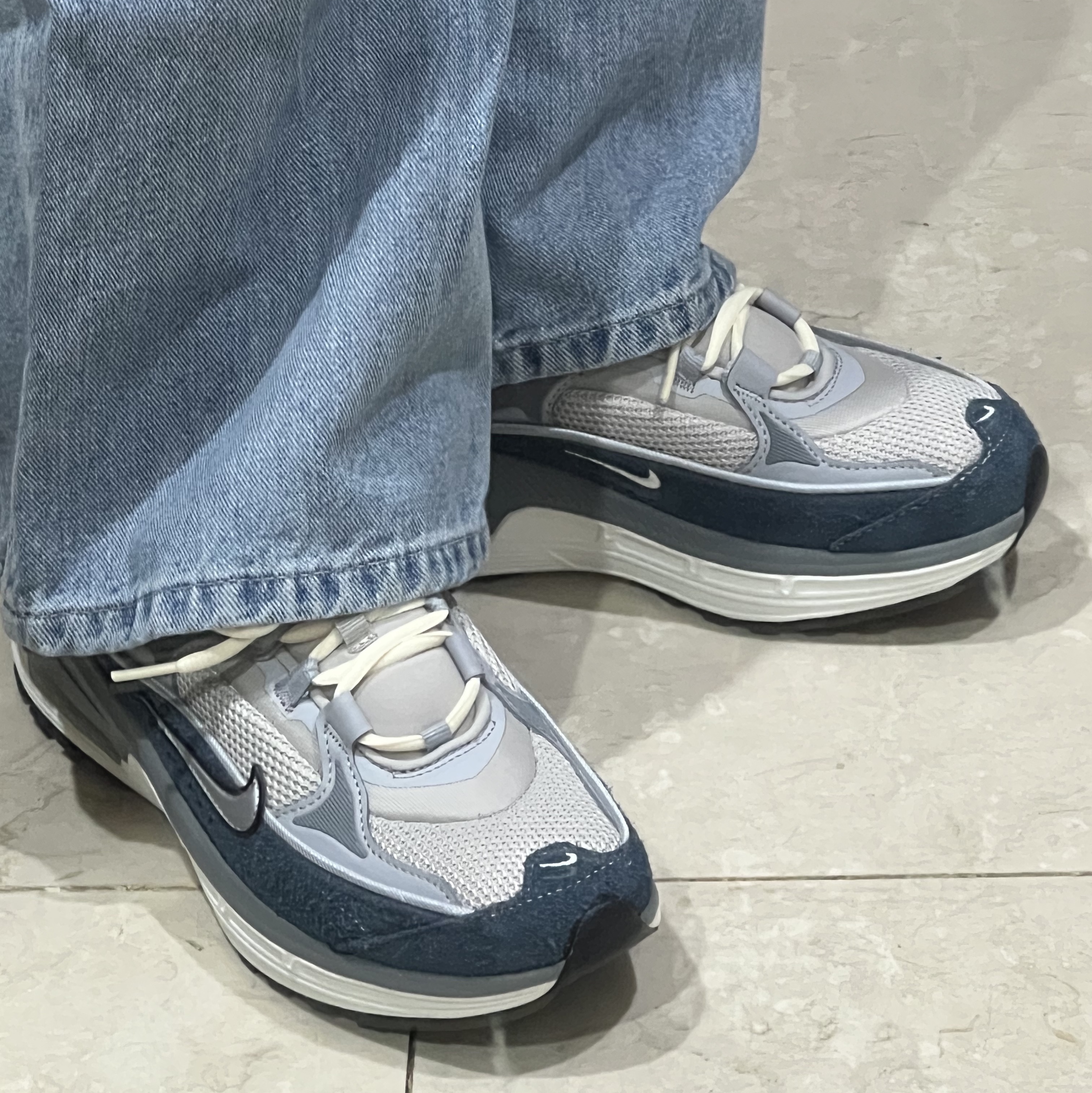 (W) Nike Air Max Bliss Light Iron Ore Armory Navy 착용 스타일 - 2