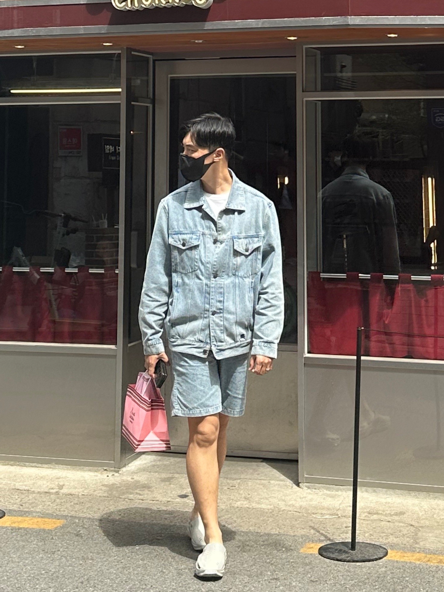 Supreme x Burberry Denim Trucker Jacket Washed Blue - 22SS, Supreme x Burberry Denim Shorts Washed Blue - 22SS 착용 스타일 - 3