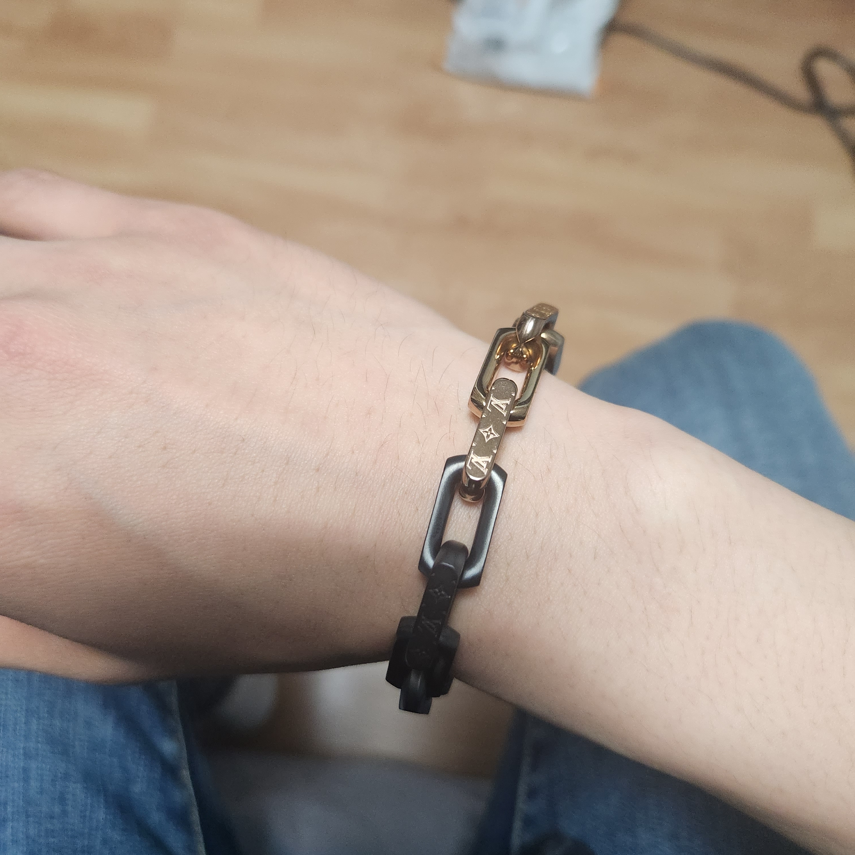 Louis Vuitton Monogram Chain Bracelet Silver Black Pink Gold 착용 스타일 - 4