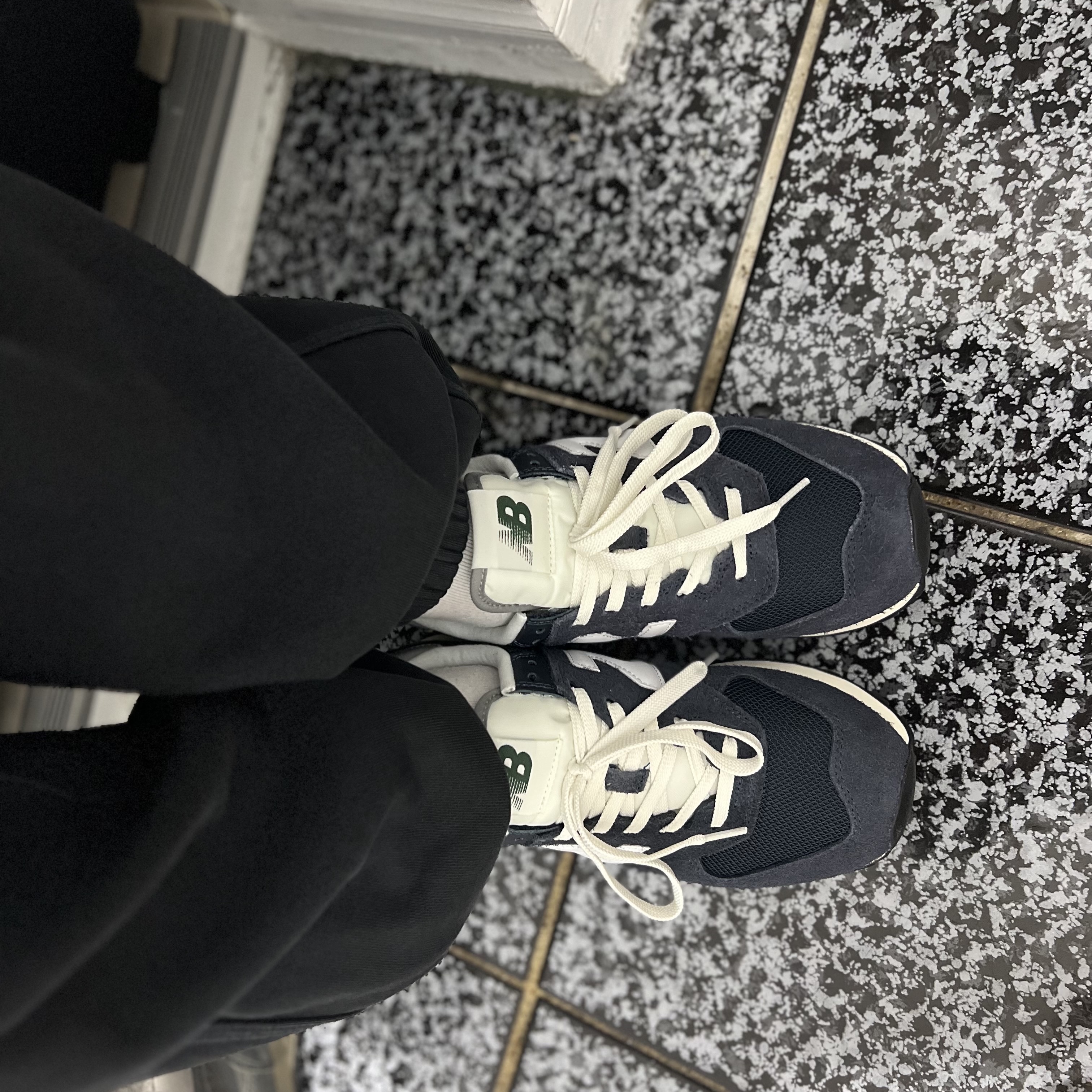 New Balance 574 Heritage Navy 착용 스타일