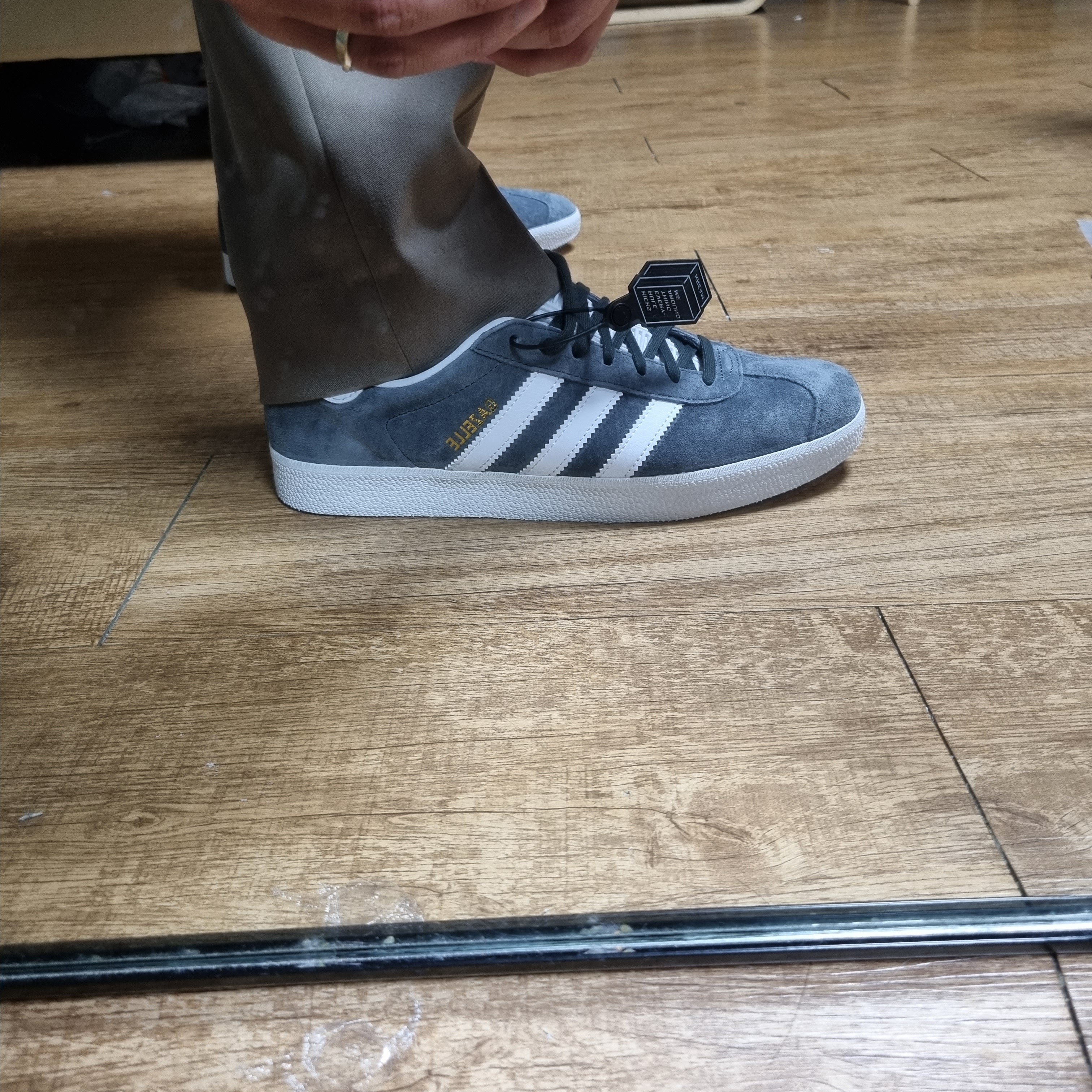 Adidas Gazelle Solid Grey 착용 스타일 - 2