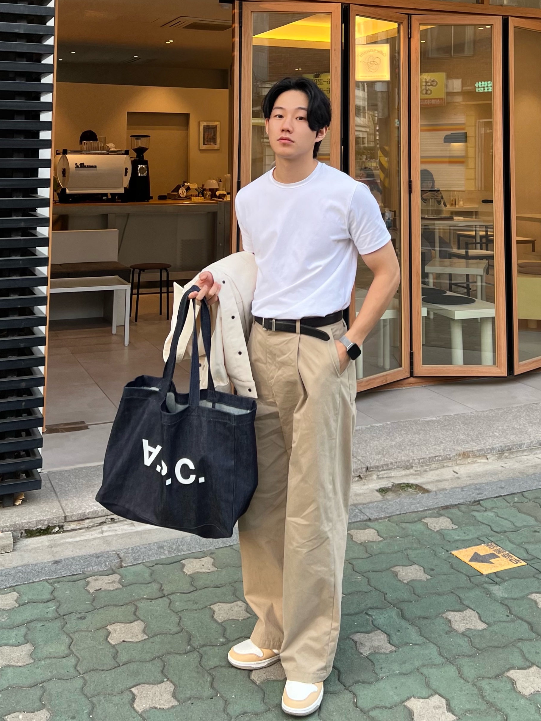 A.P.C. Daniela Shopping Bag Indigo 착용 스타일 - 1