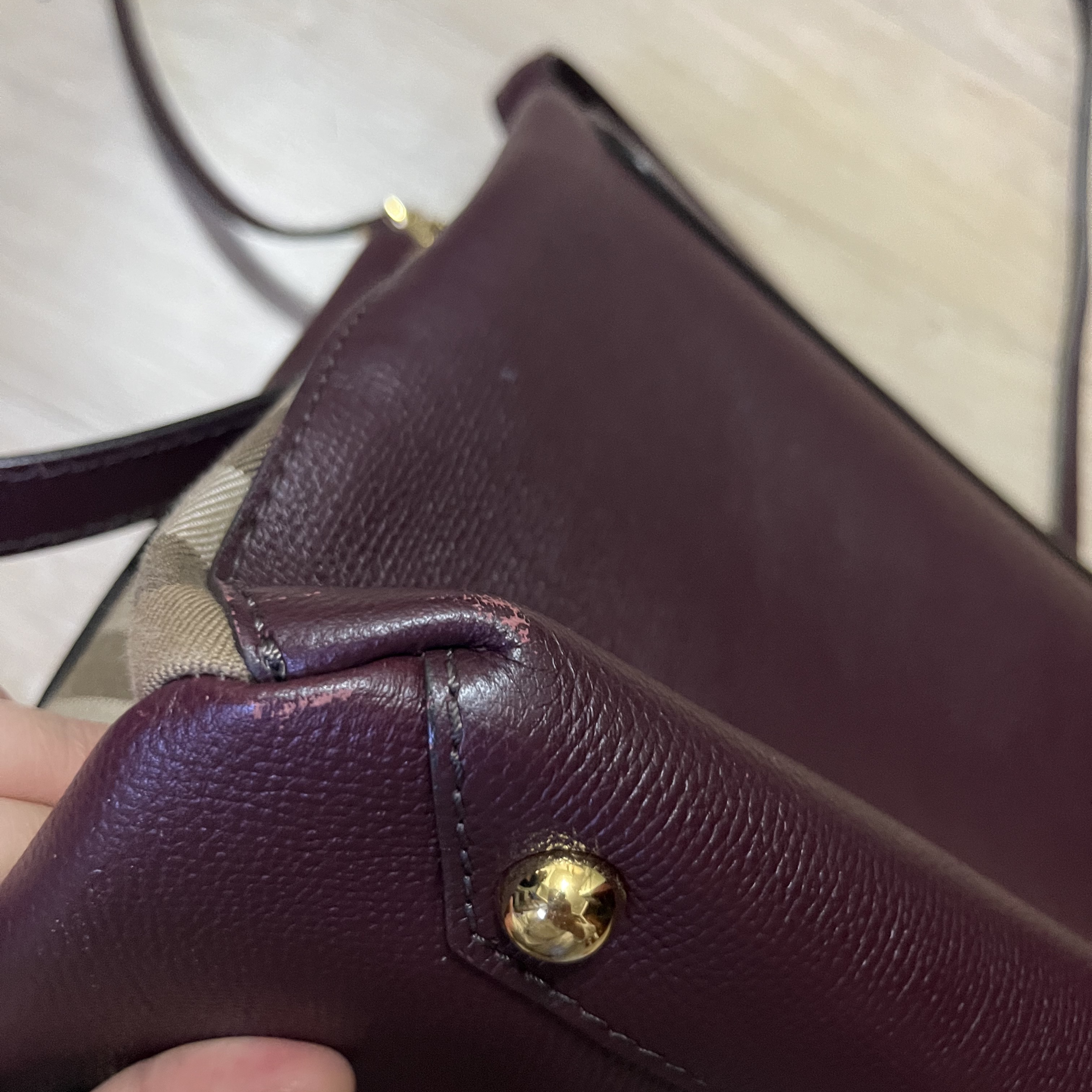 Burberry House Check Small Camberley Tote Bag Dark Sand 착용 스타일 - 4