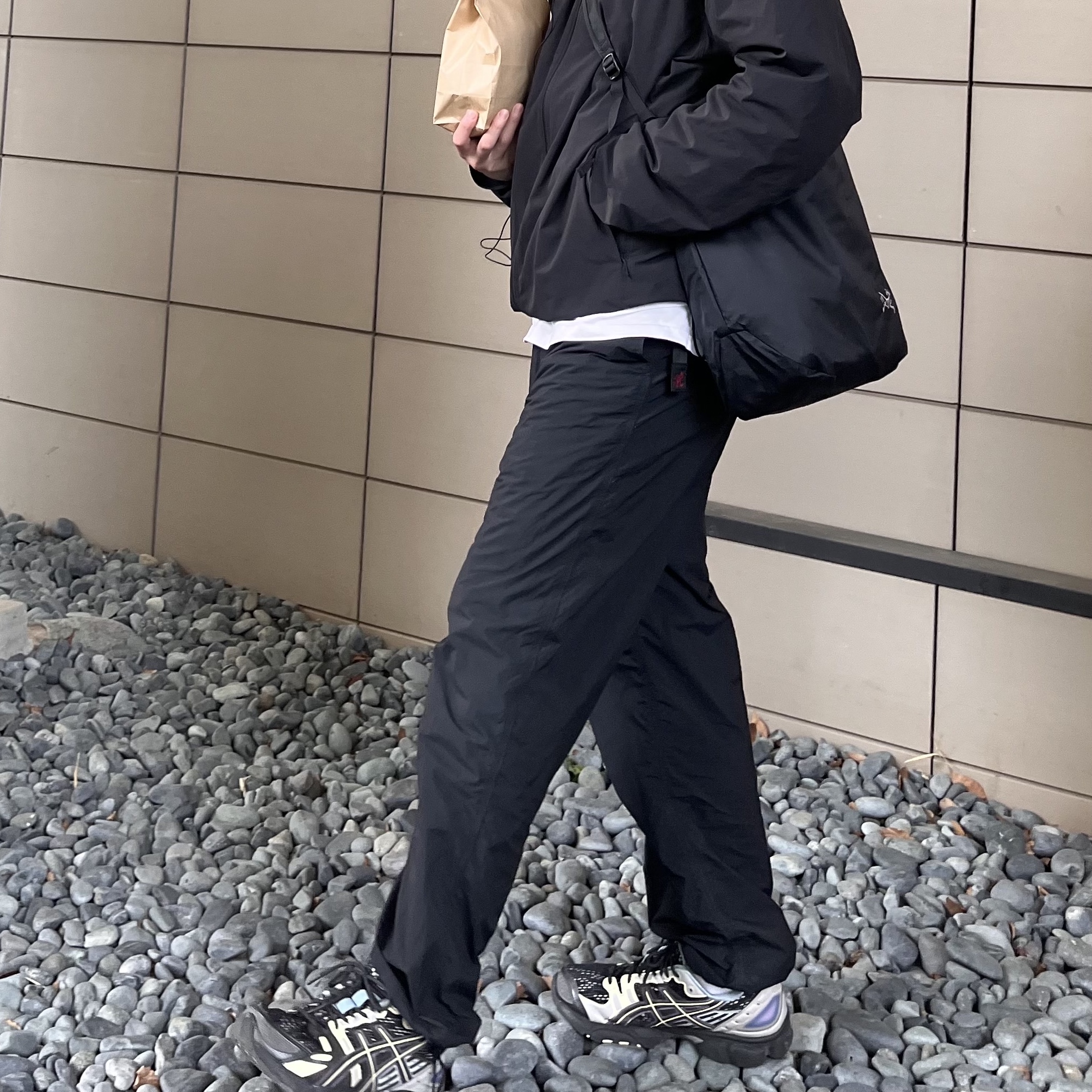 Arc'teryx Gamma SL Hoody Black, Arc'teryx Heliad 12 Tote Black 착용 스타일 - 2