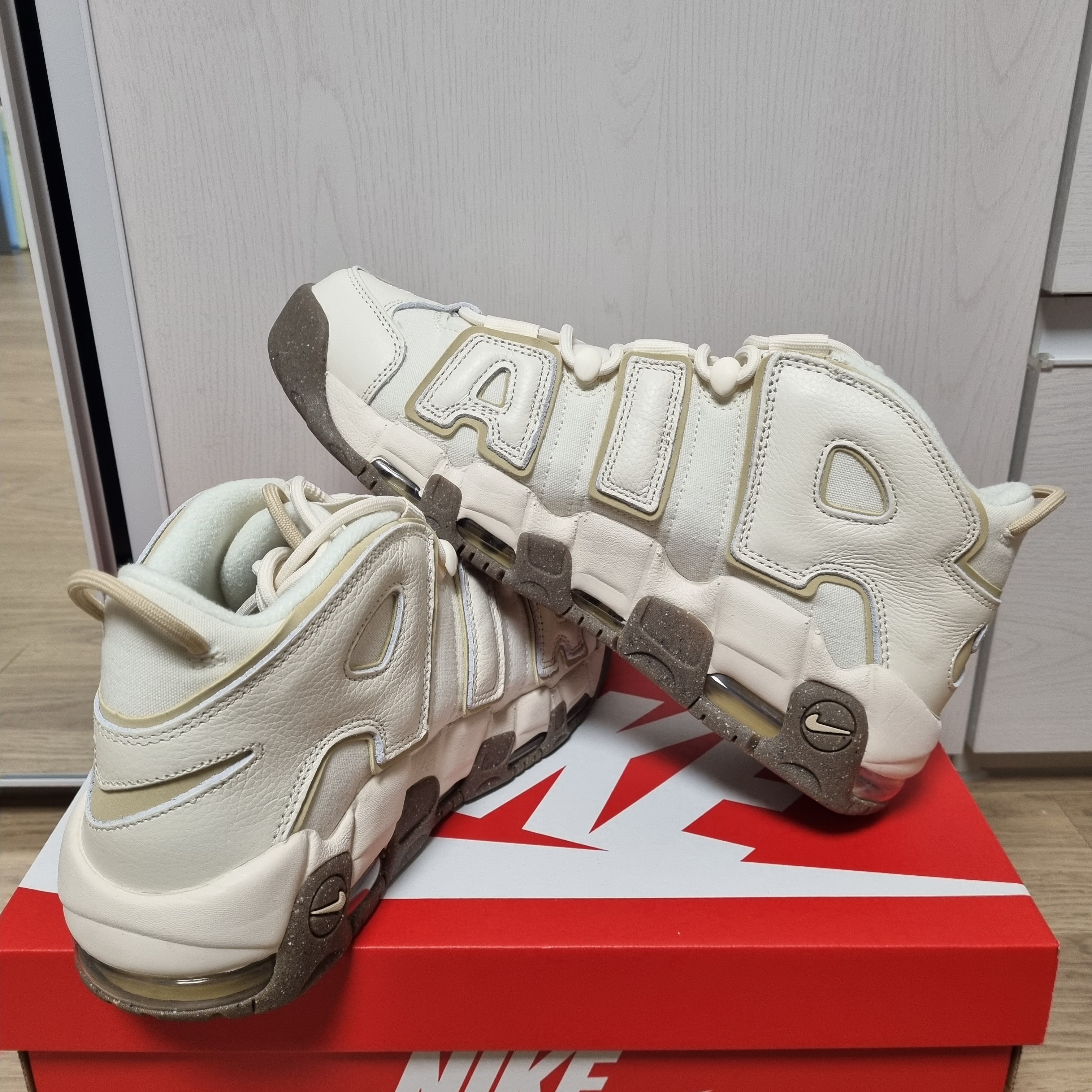 Nike Air More Uptempo Coconut Milk 착용 스타일 - 2