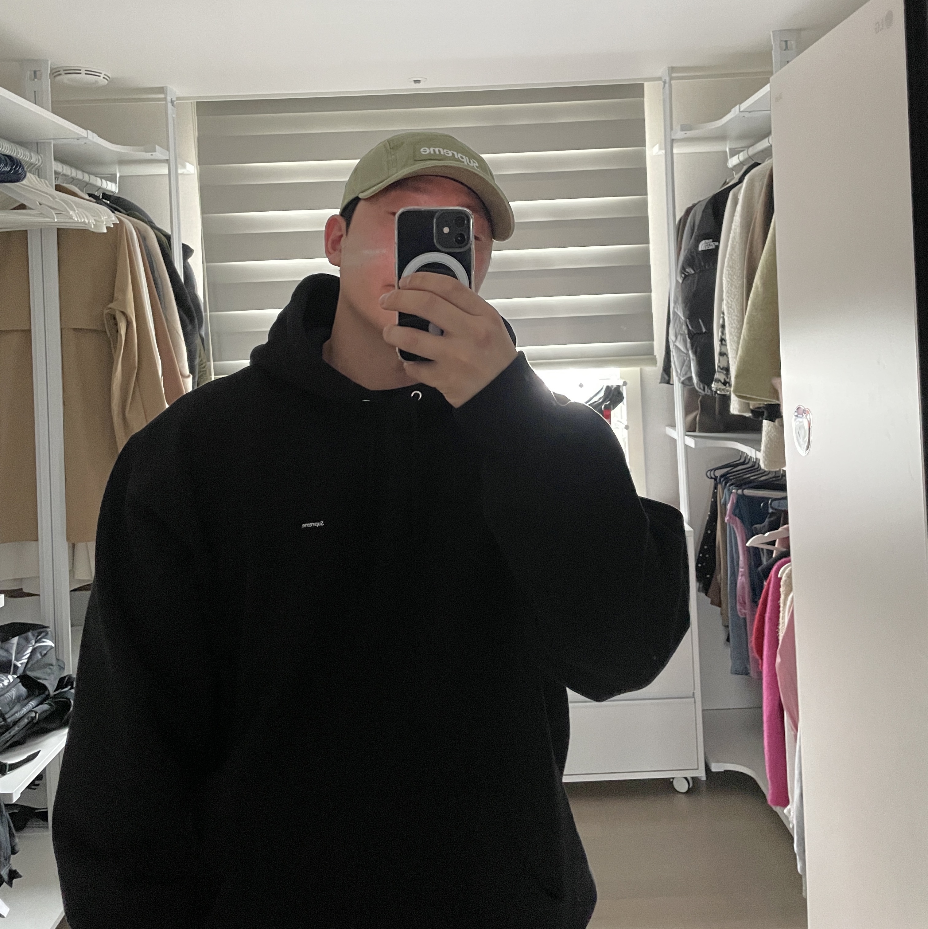 Supreme Small Box Hooded Sweatshirt Black - 23SS, Supreme Washed Chino Twill Camp Cap Olive - 23SS 착용 스타일 - 2