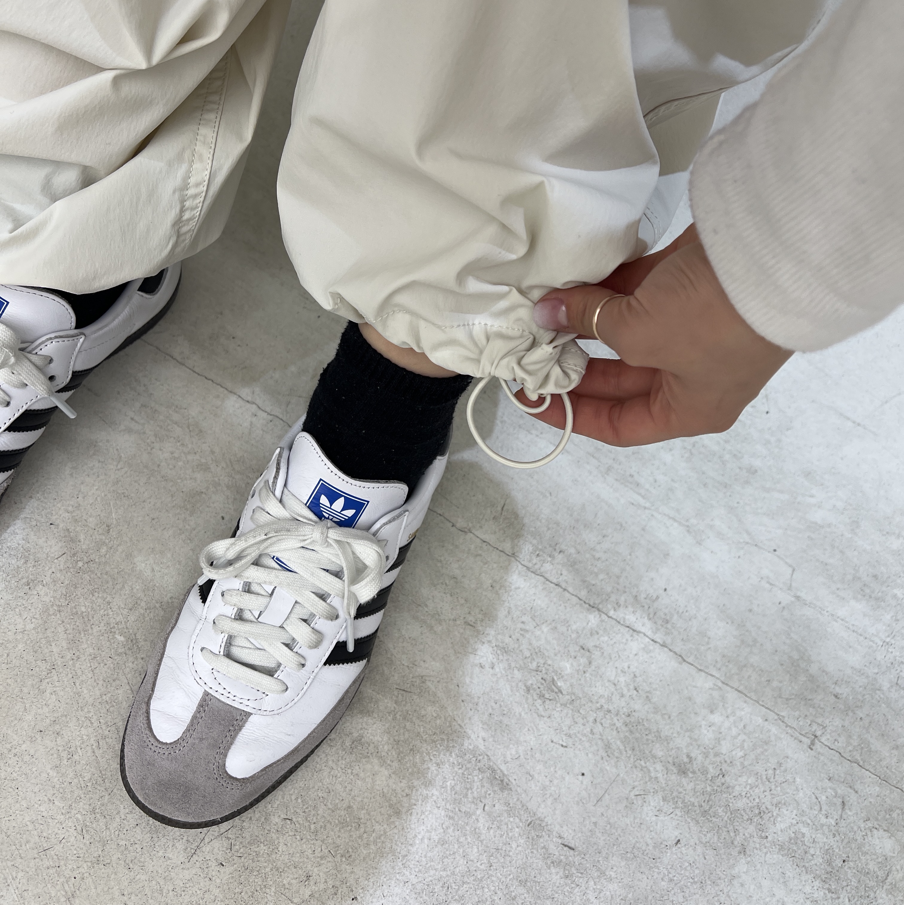 Adidas Samba OG Cloud White 착용 스타일 - 2