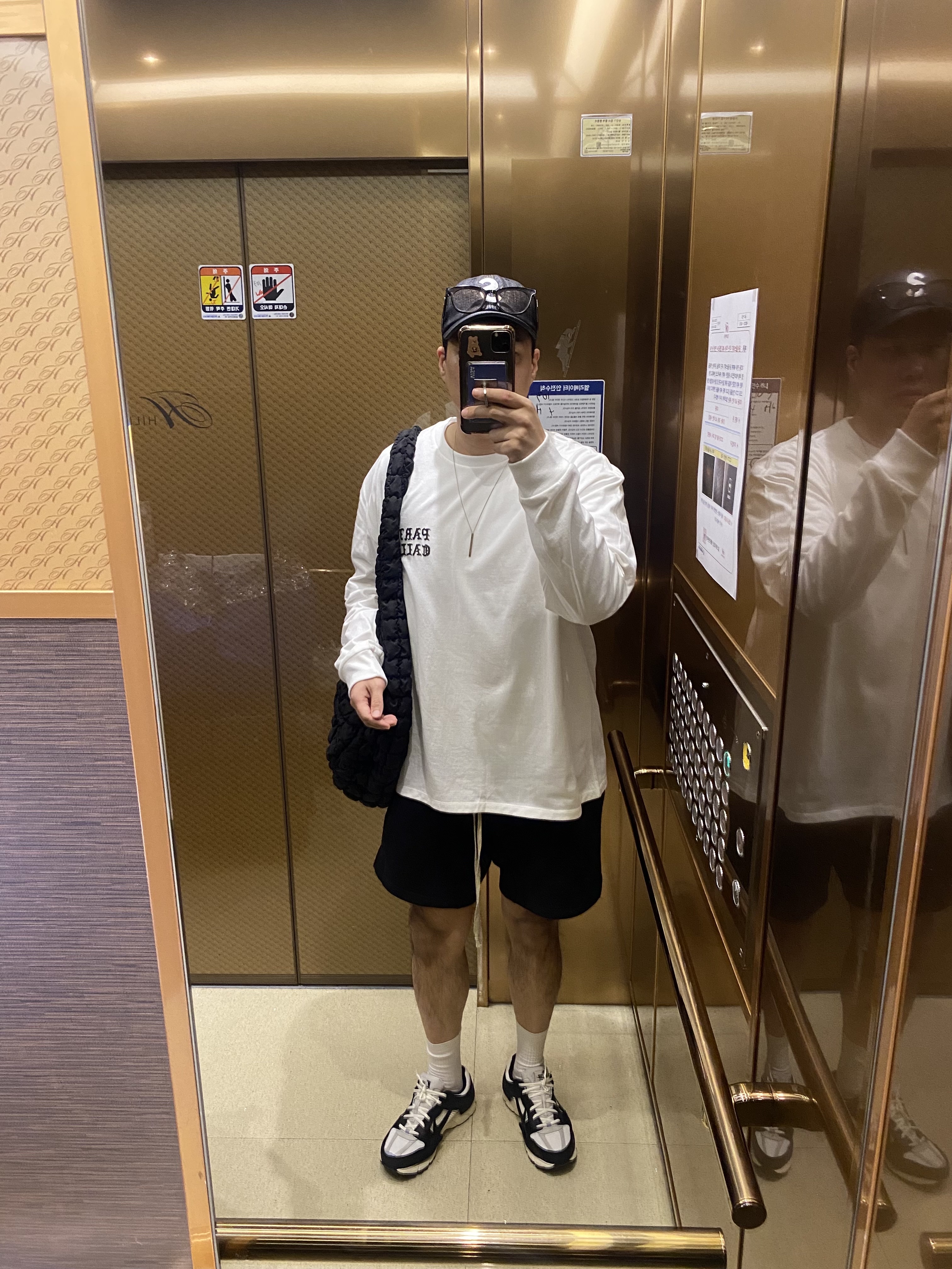 (W) Nike Zoom Vomero 5 Wolf Grey and Black 착용 스타일